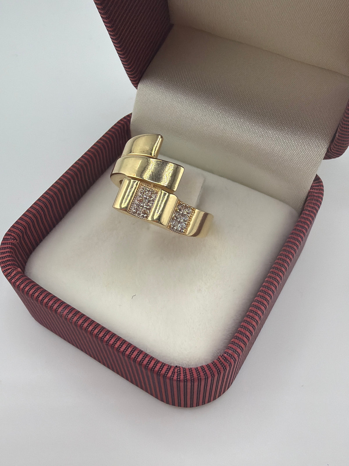 Bague Élégance Sculpturale en or 18K et zircons 3.62g