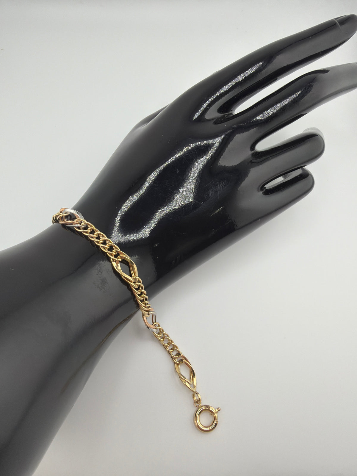 Bracelet maille fantaisie tricolore en or 18 carats. 3.98g