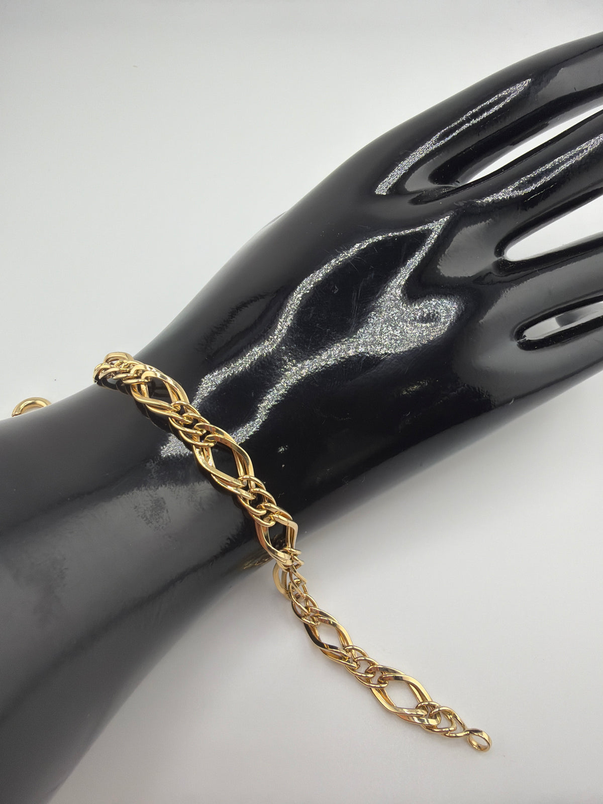Bracelet à mailles alternées en or 18 carats. 4.22g