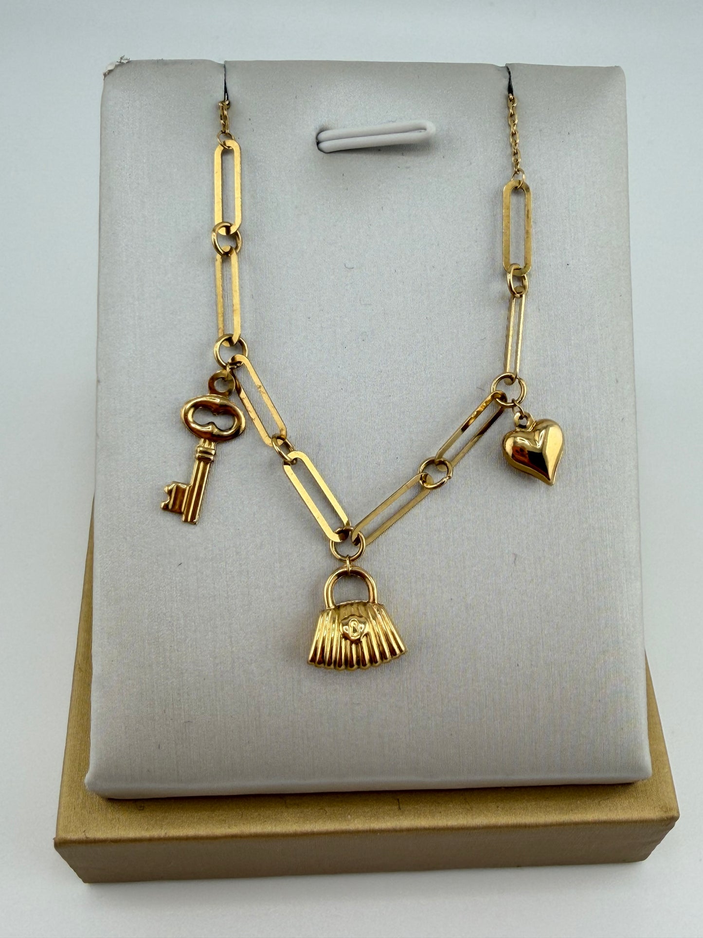 Collier avec charmes