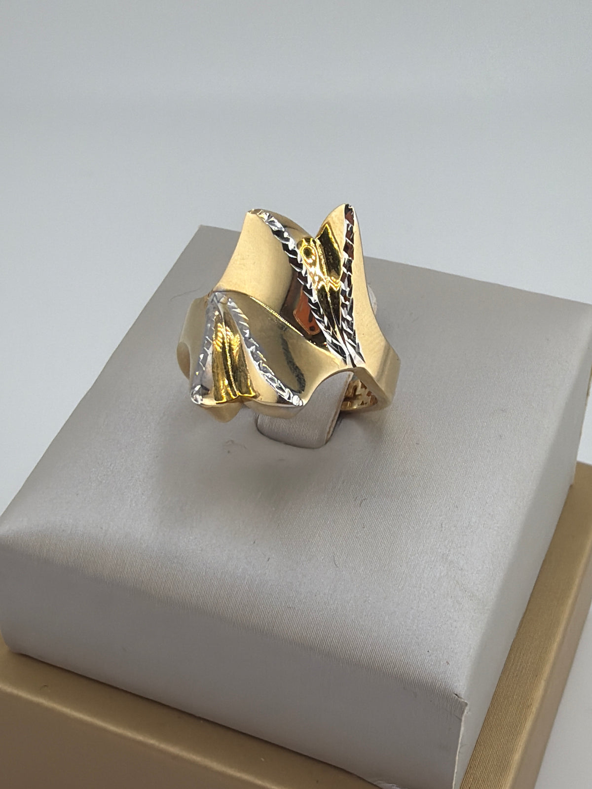 Bague architecturale en or 18 carats. 4.87g