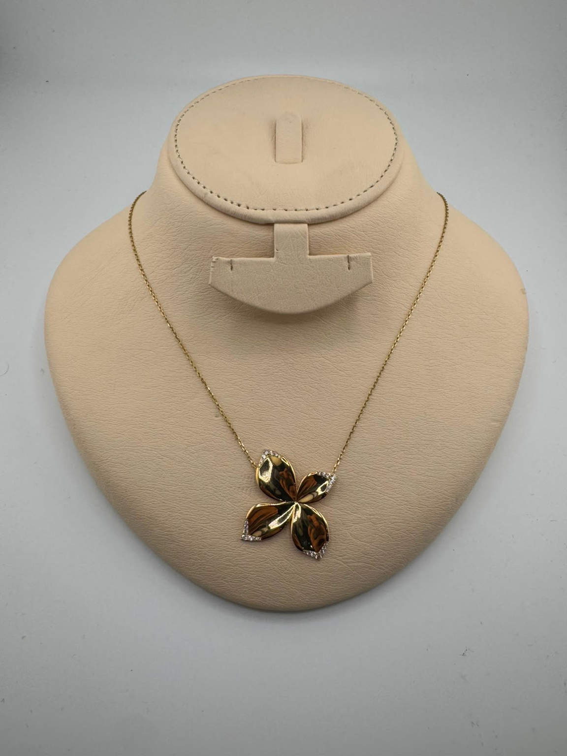Collier Fleur Élégance en Or 18 Carats