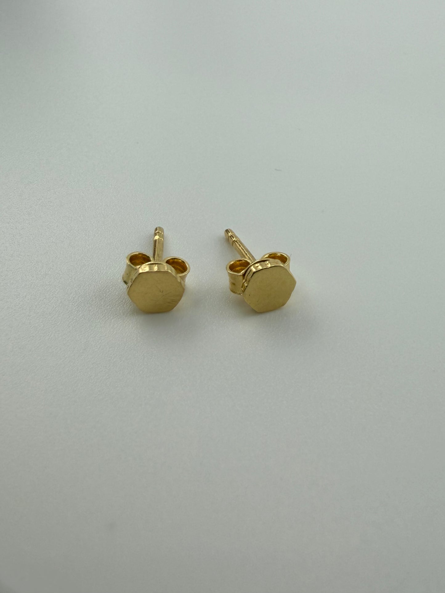 Small 18K yellow gold hexagonal earrings