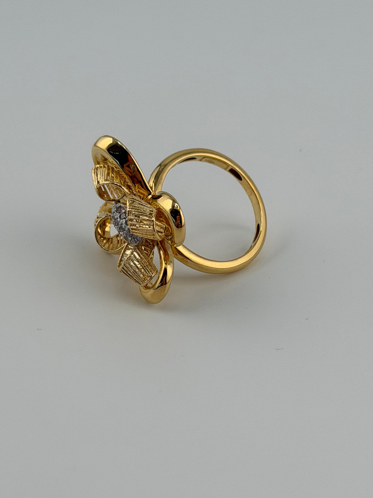 18K Gold Flower Ring with Zircons – Size 7