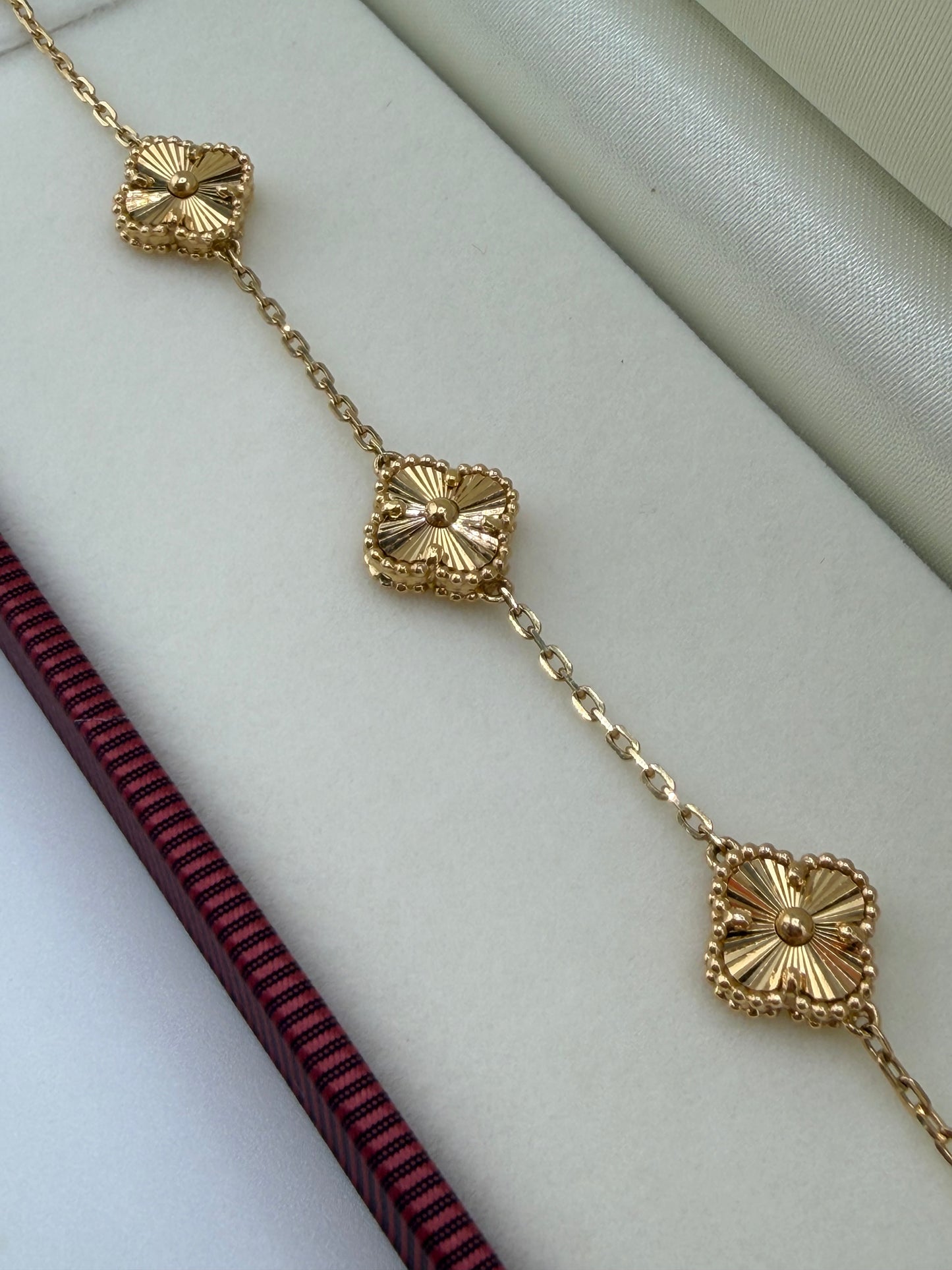 Bracelet à trois motifs Trèfles en or 18K – 18 cm