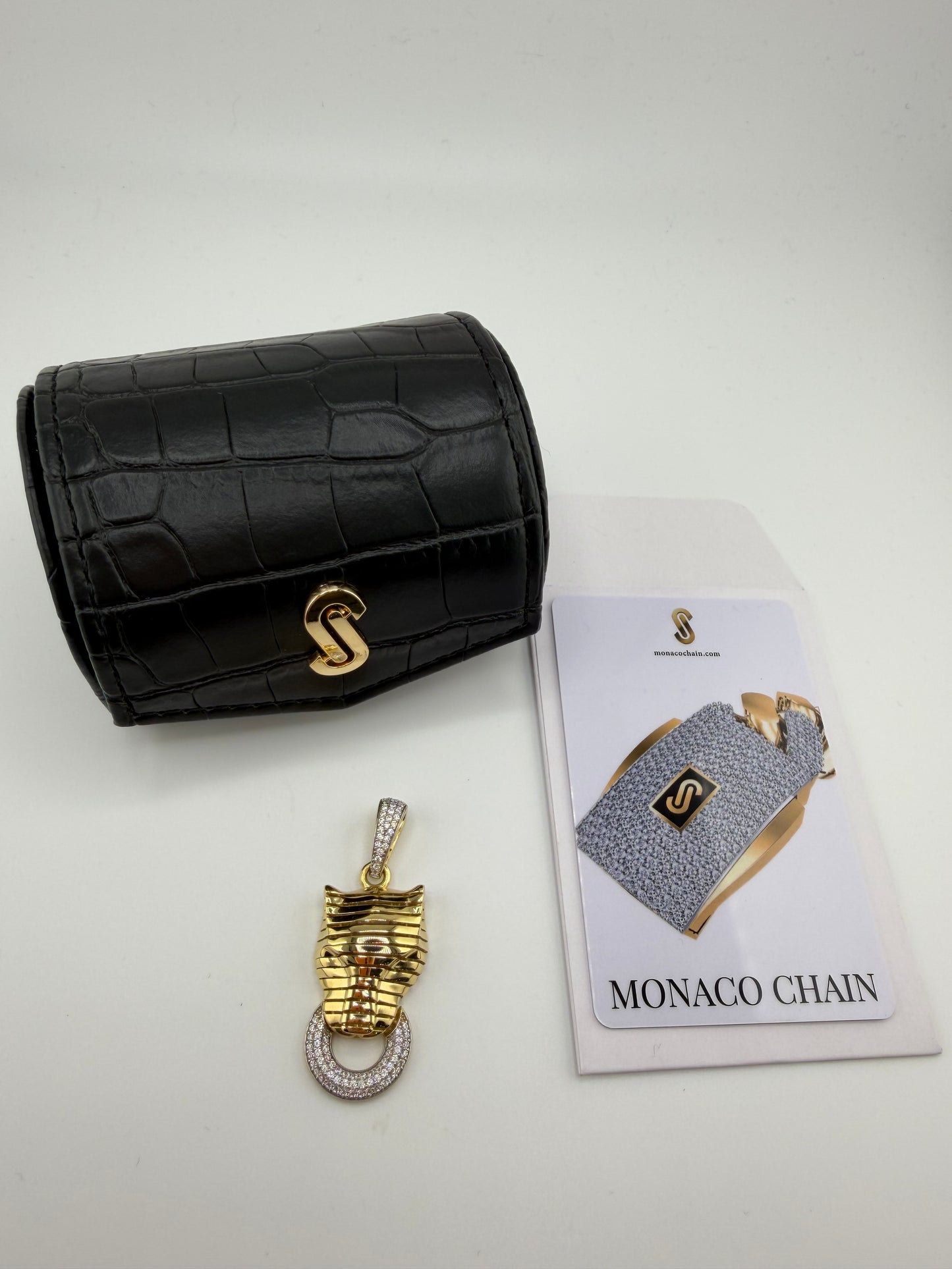 Pendentif Monaco articulé en or 18K avec zircons – 8,61 g