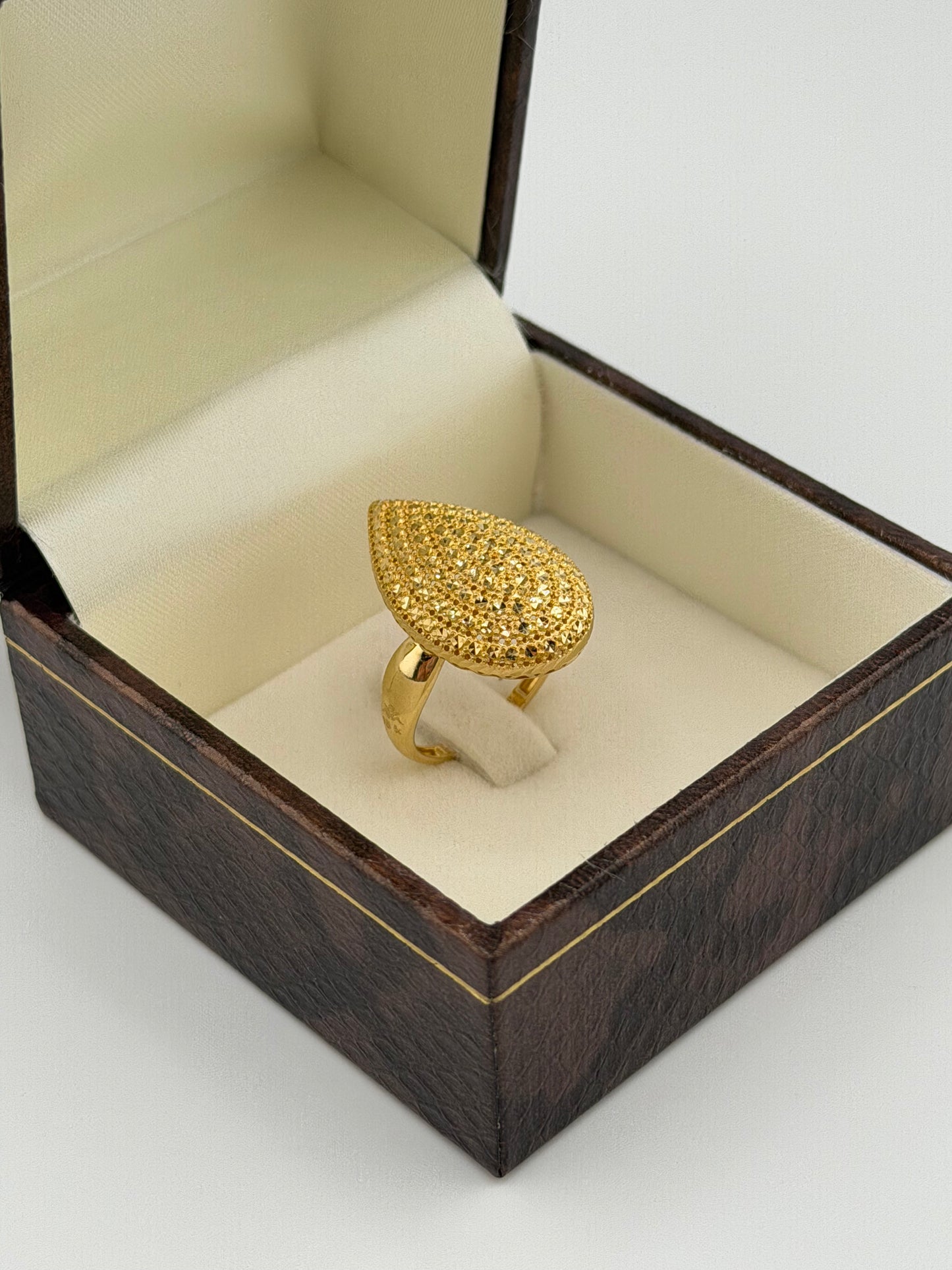 Bague élégante en or 18 carats.