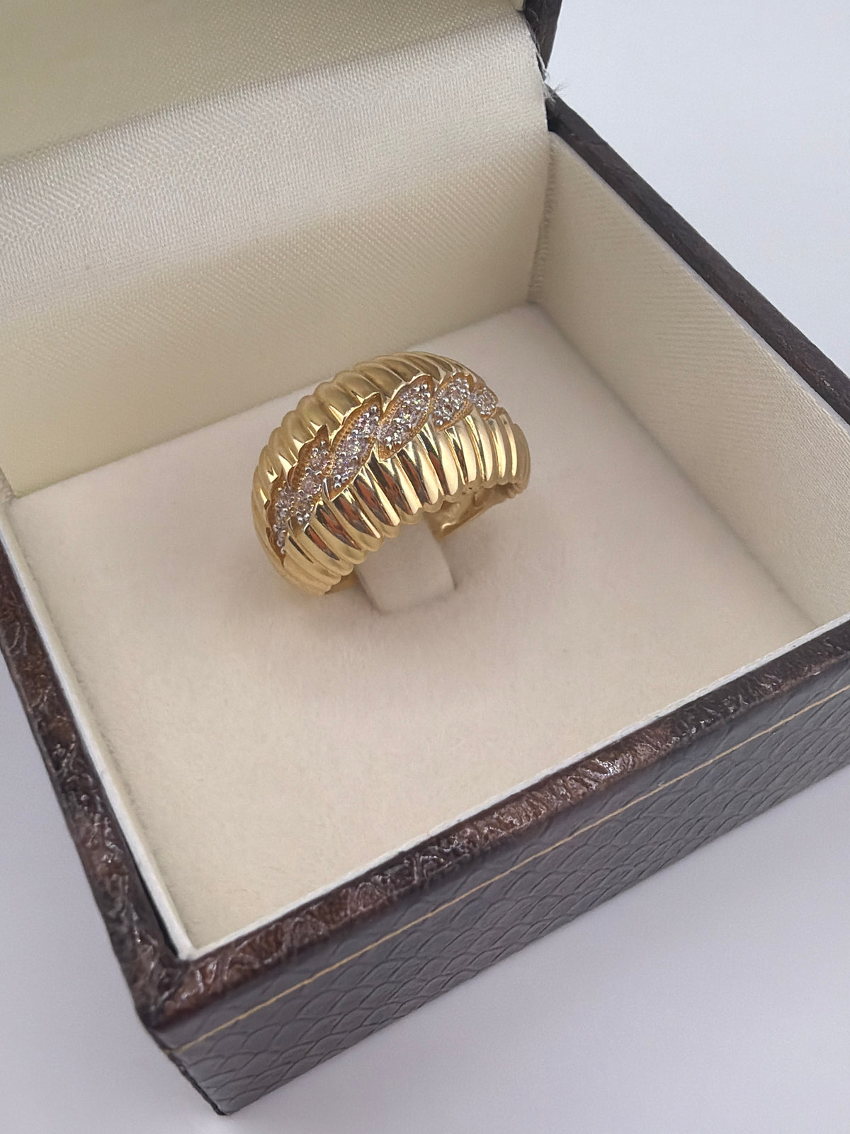 Bague Prestige en or 18 carats sertie de zircons. 4.69g