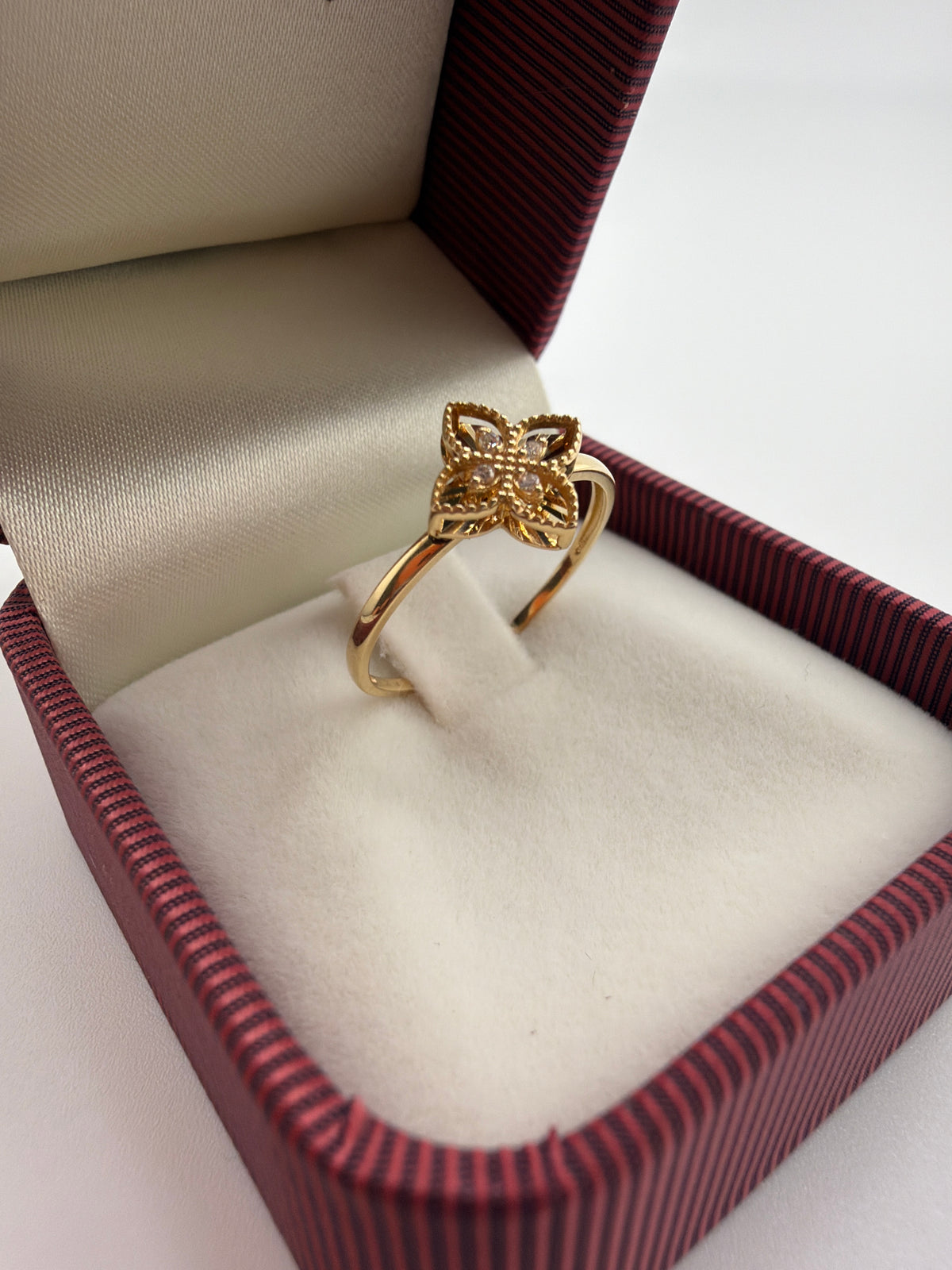 Petite bague fleur ajourée en or 18K 1.39g