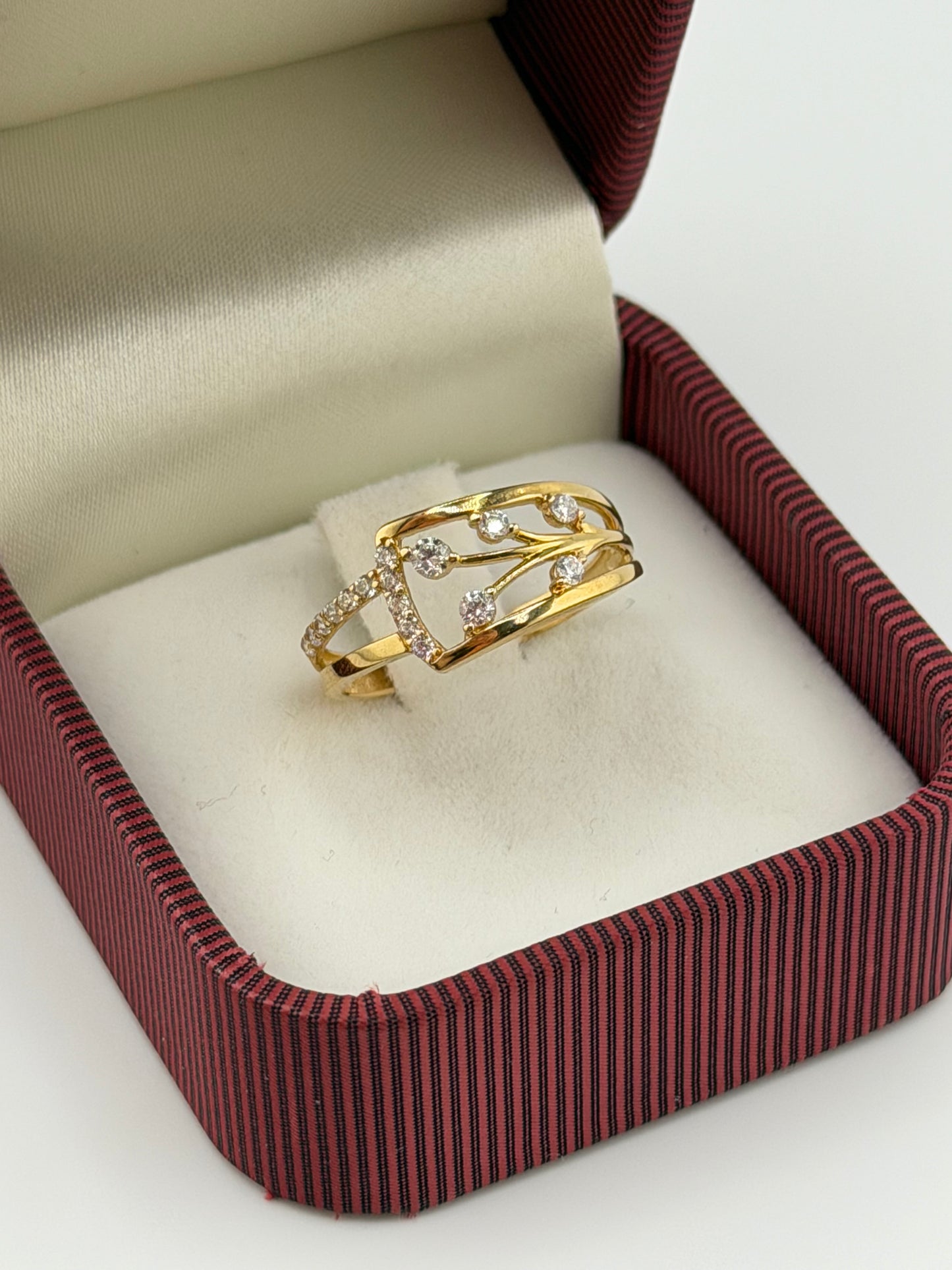 Bague moderne ajourée en or 18 carats avec zircons