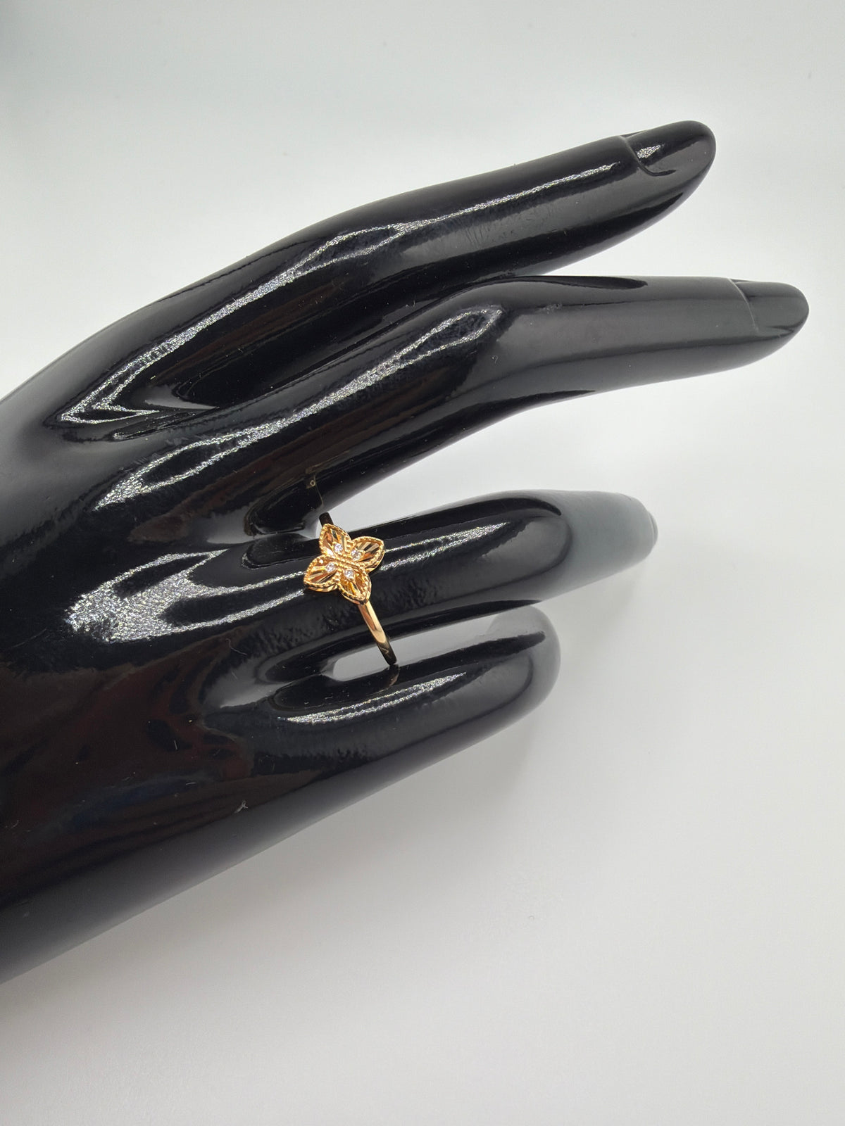 Petite bague fleur ajourée en or 18K 1.39g