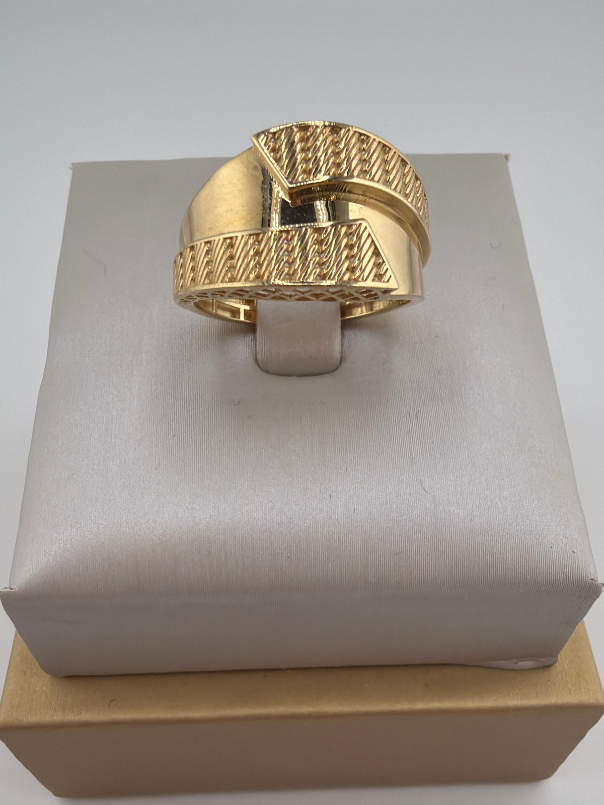 Bague large ajourée en or 18 carats. 2.72g