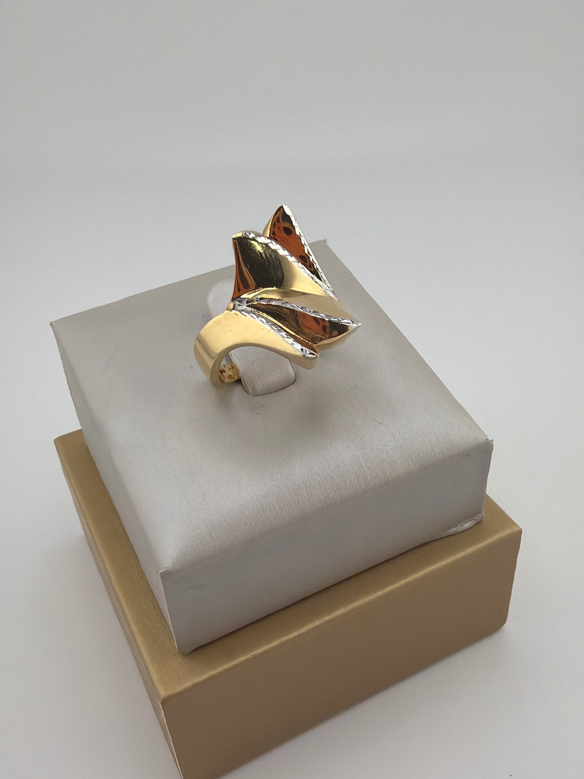 Bague architecturale en or 18 carats. 4.87g