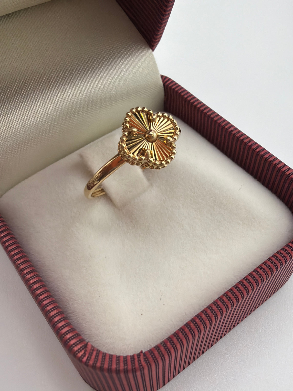 Petite Bague trèfle ajourée en or 18K 2.28g