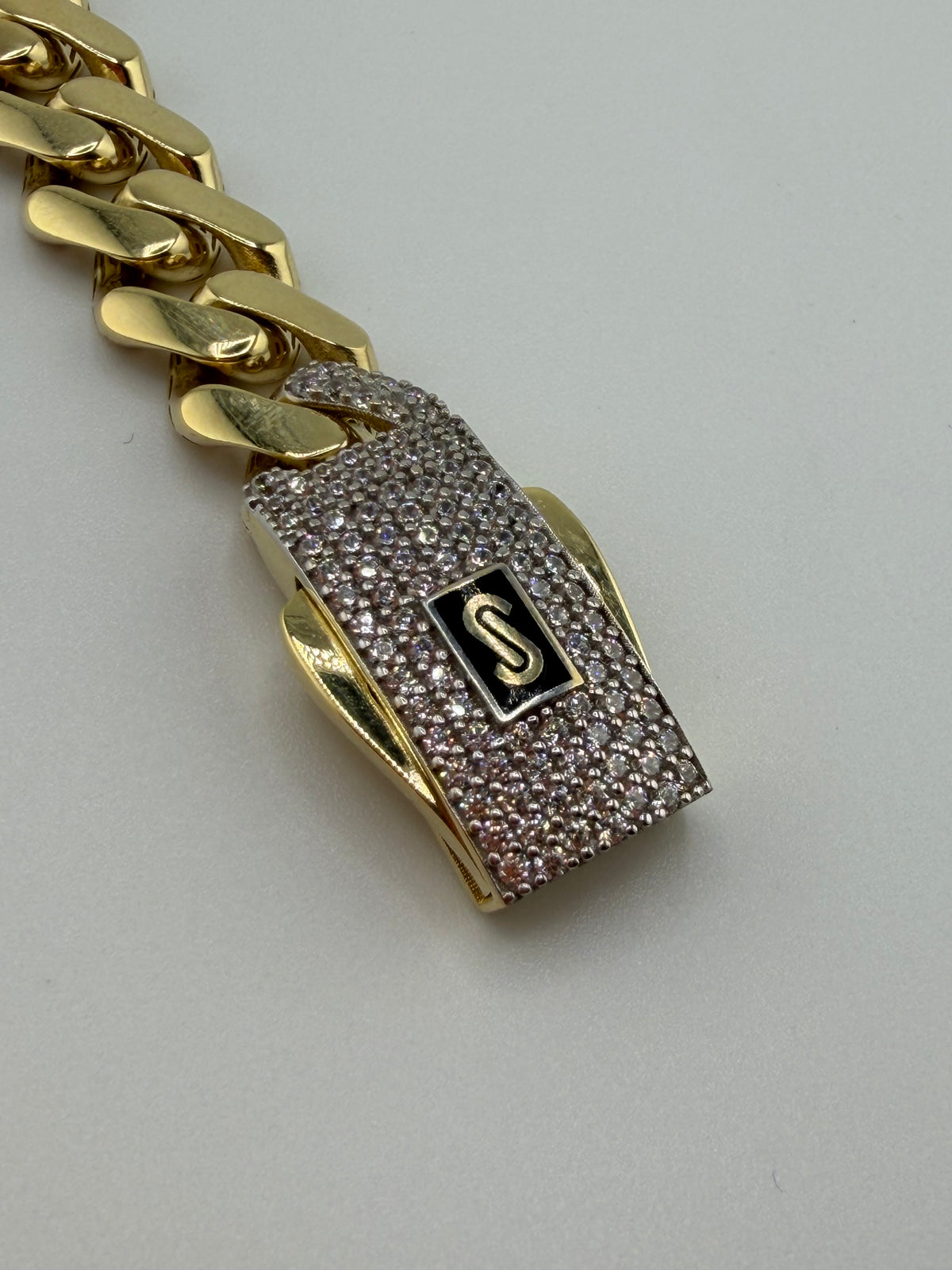 Bracelet Monaco à maille cubaine en or 18K avec zircons – 15,96 g