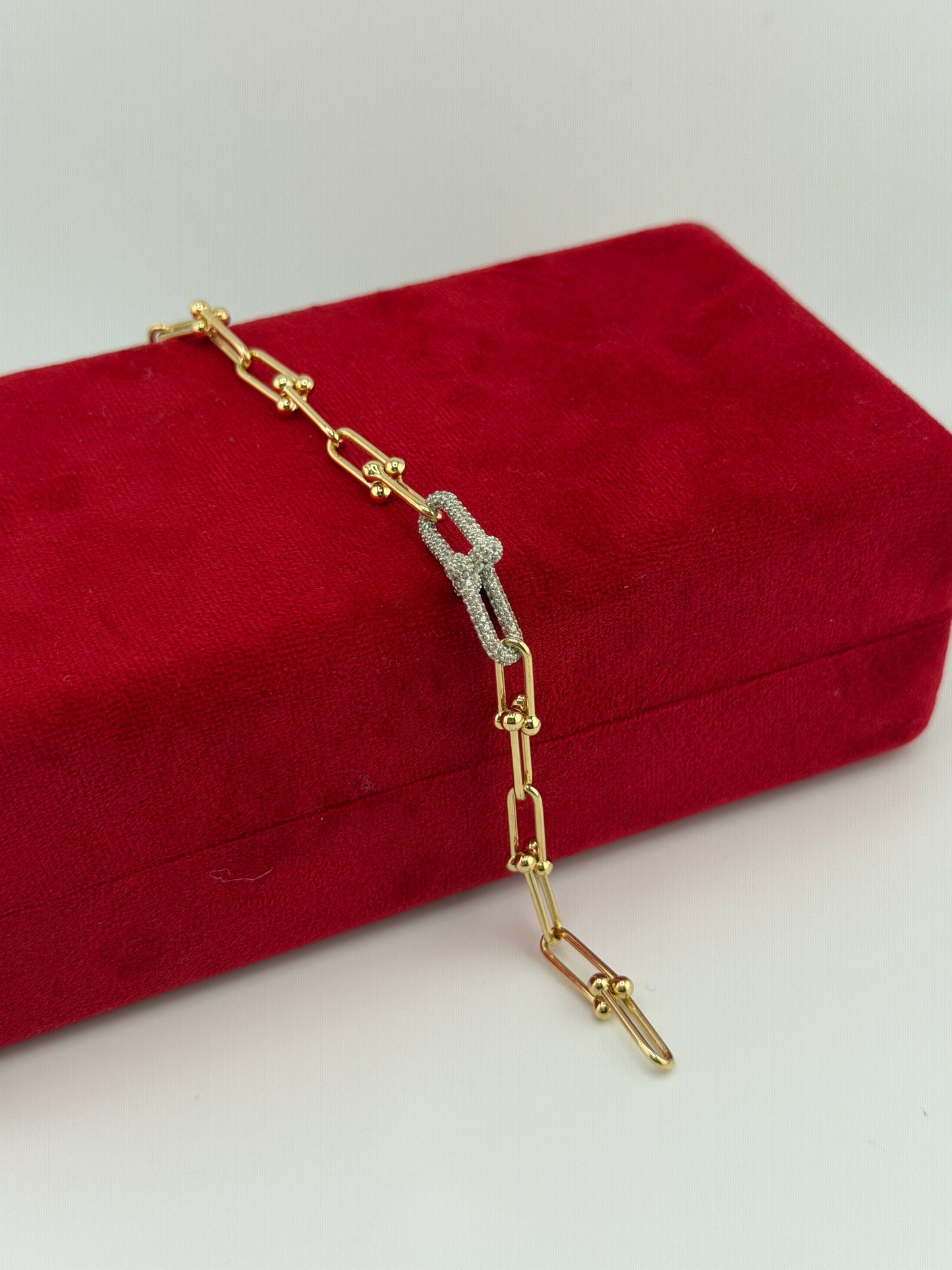 Bracelet Style Trombone à Maillons Uniformes avec Double Maillon Central en Zircons – Or 18 Carats