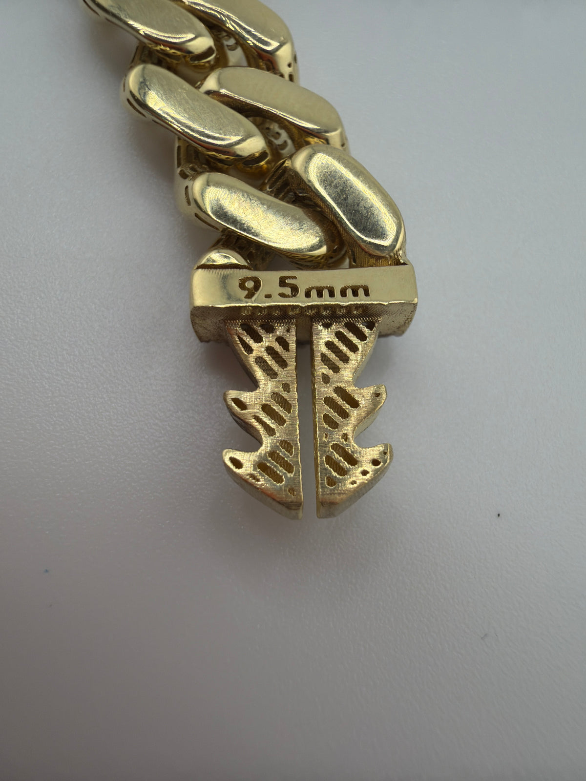 Bracelet Monaco à maille cubaine en or 18K avec zircons – 15,96 g