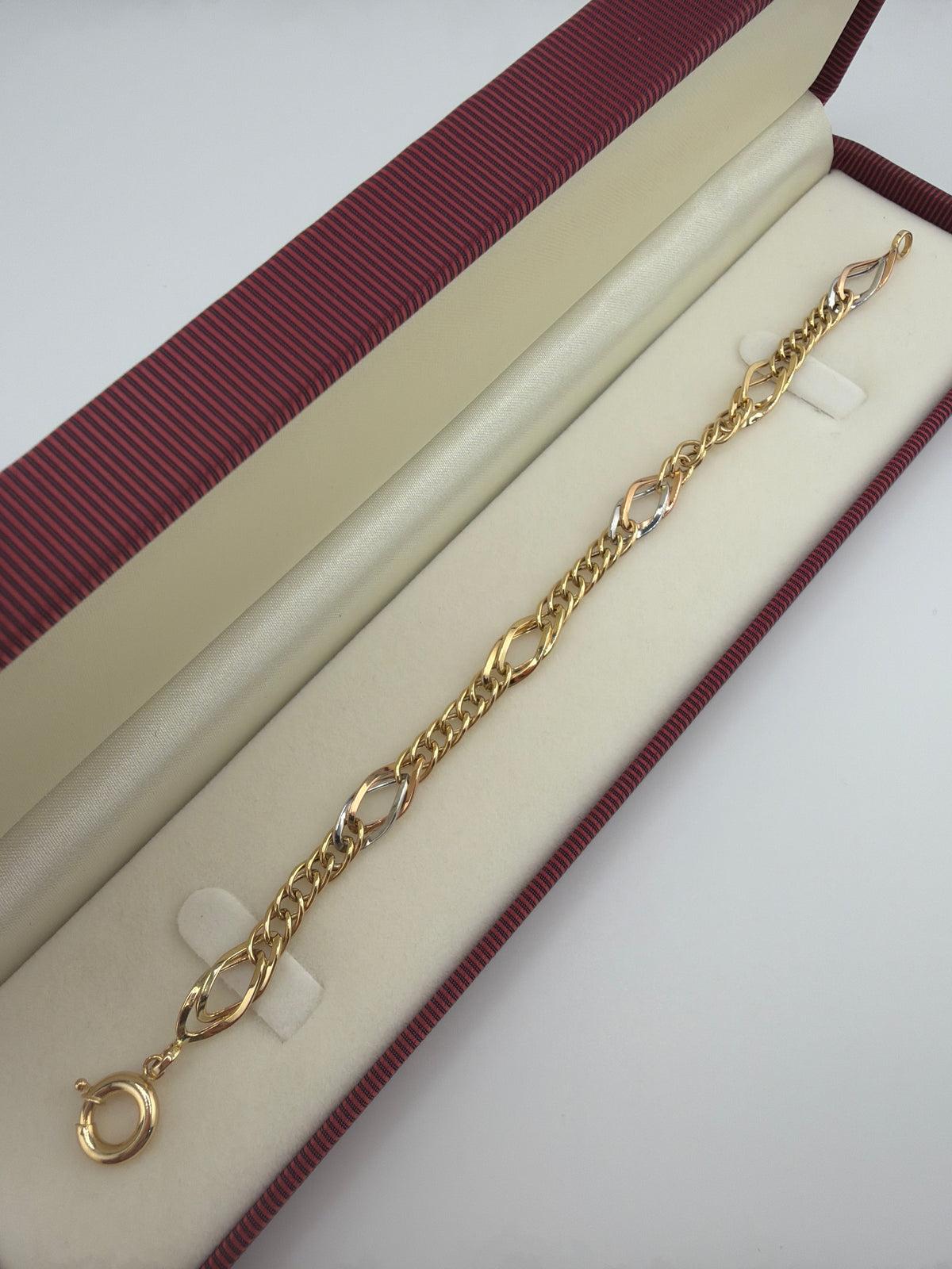 Bracelet maille fantaisie tricolore en or 18 carats. 3.98g