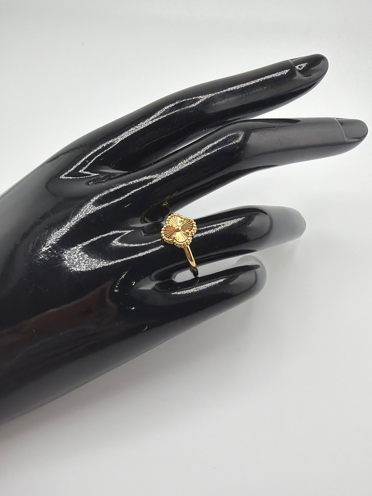 Petite Bague trèfle ajourée en or 18K 2.28g