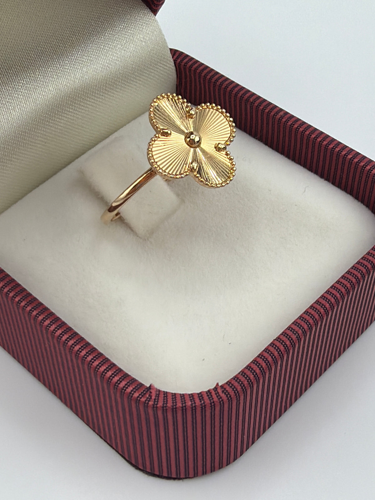 Bague trèfle légère en or 18K 1.64g