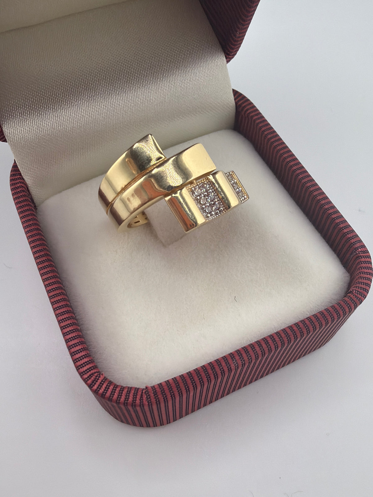 Bague Élégance Sculpturale en or 18K et zircons 3.62g