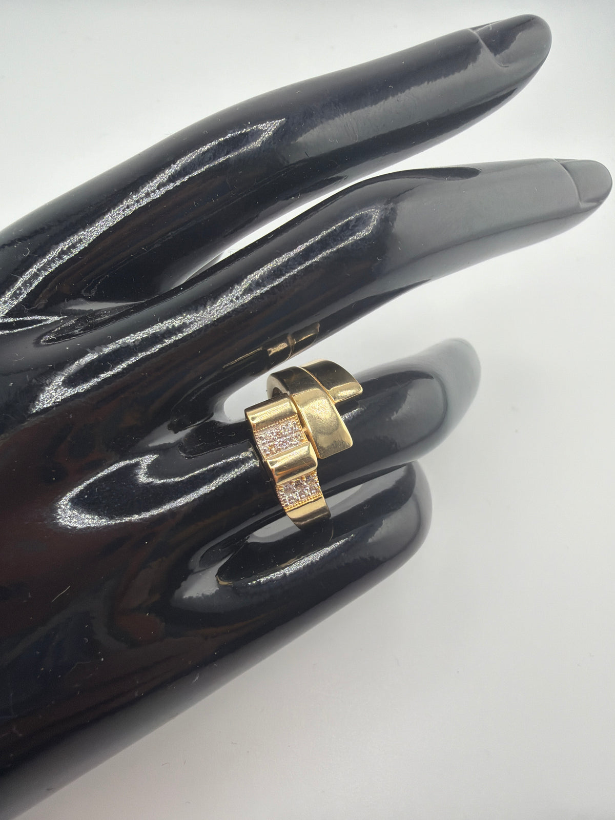 Bague Élégance Sculpturale en or 18K et zircons 3.62g