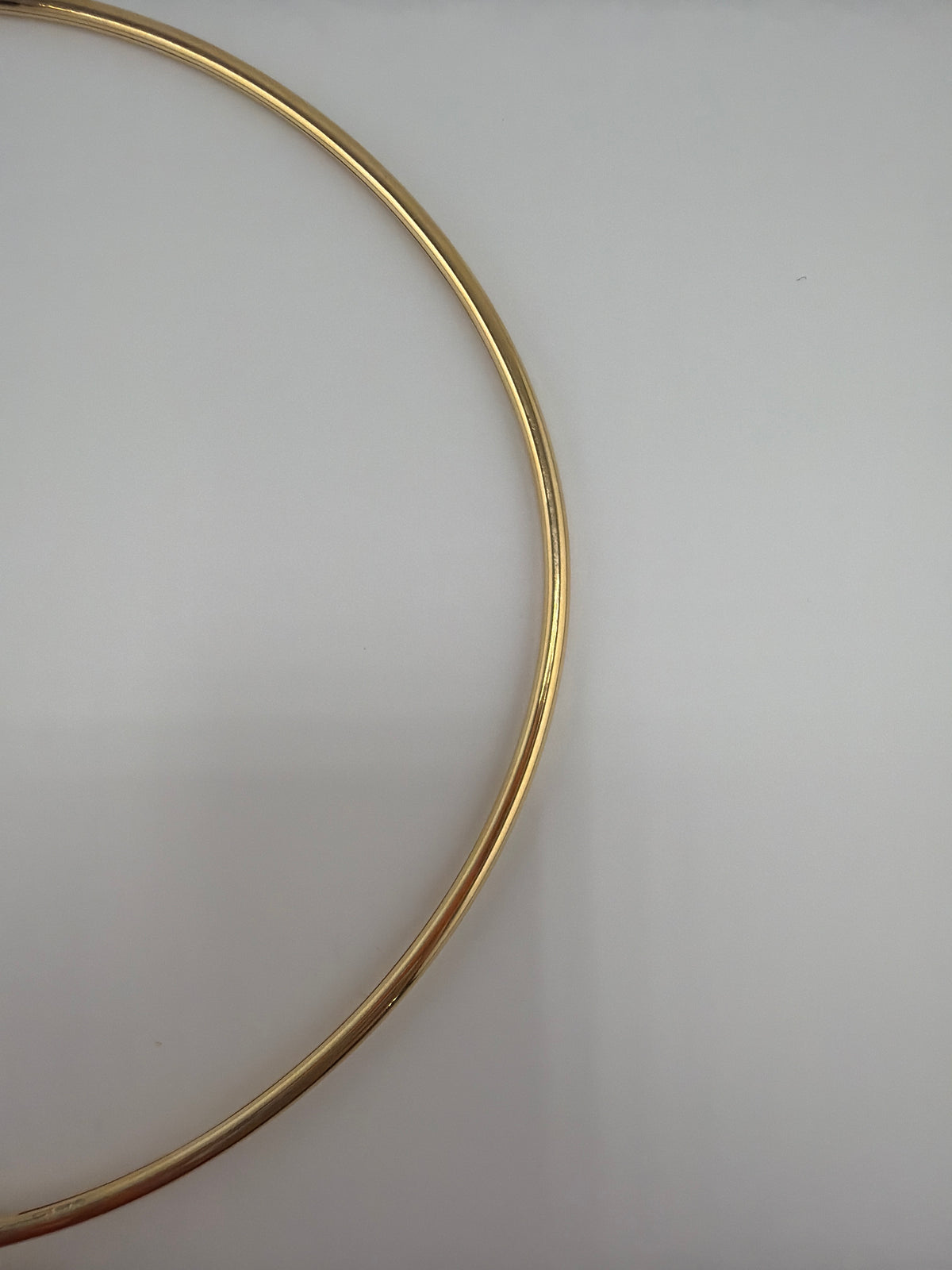 Collier rigide en or jaune 18K – 16,22 g