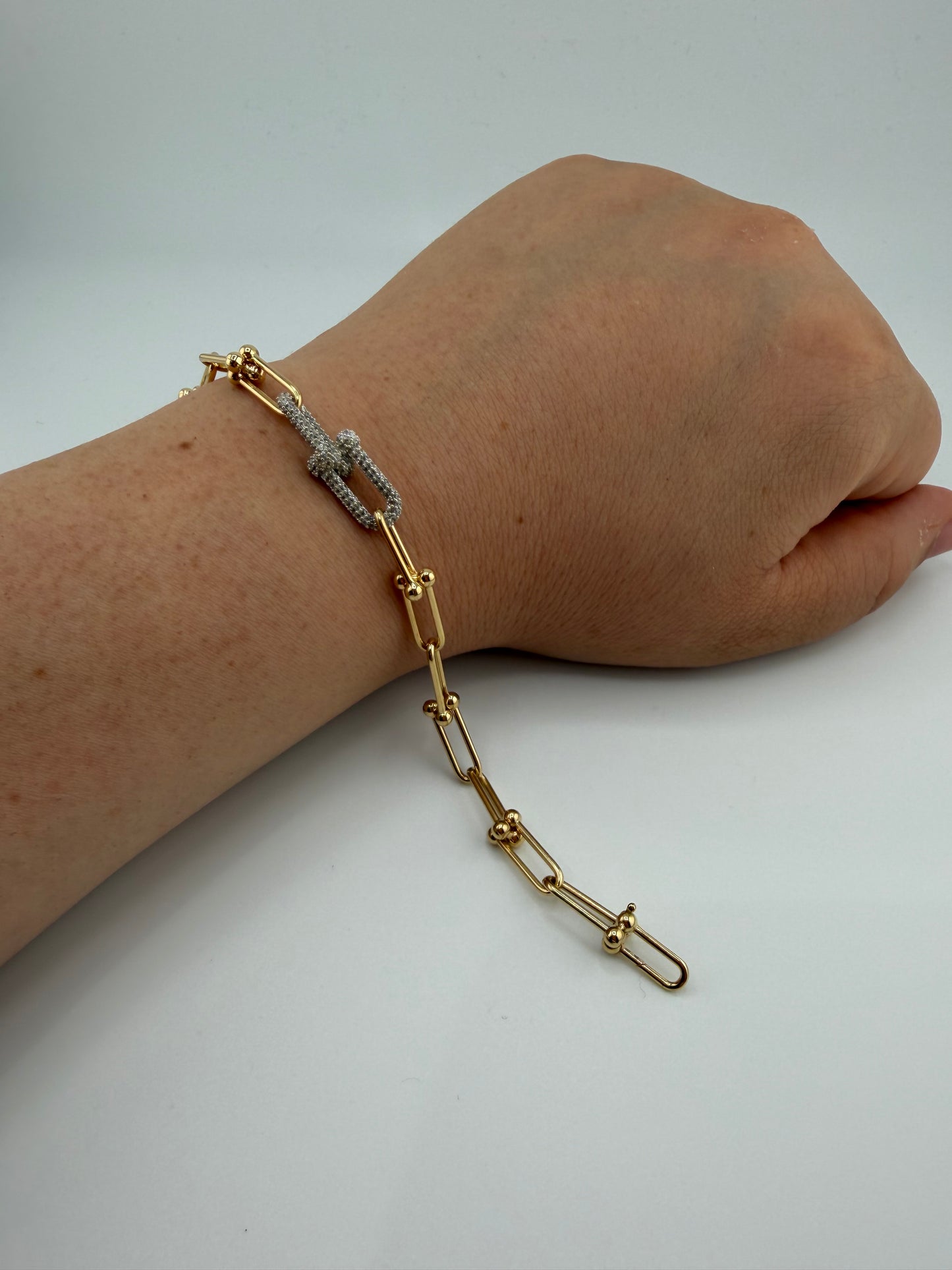 Bracelet Style Trombone à Maillons Uniformes avec Double Maillon Central en Zircons – Or 18 Carats