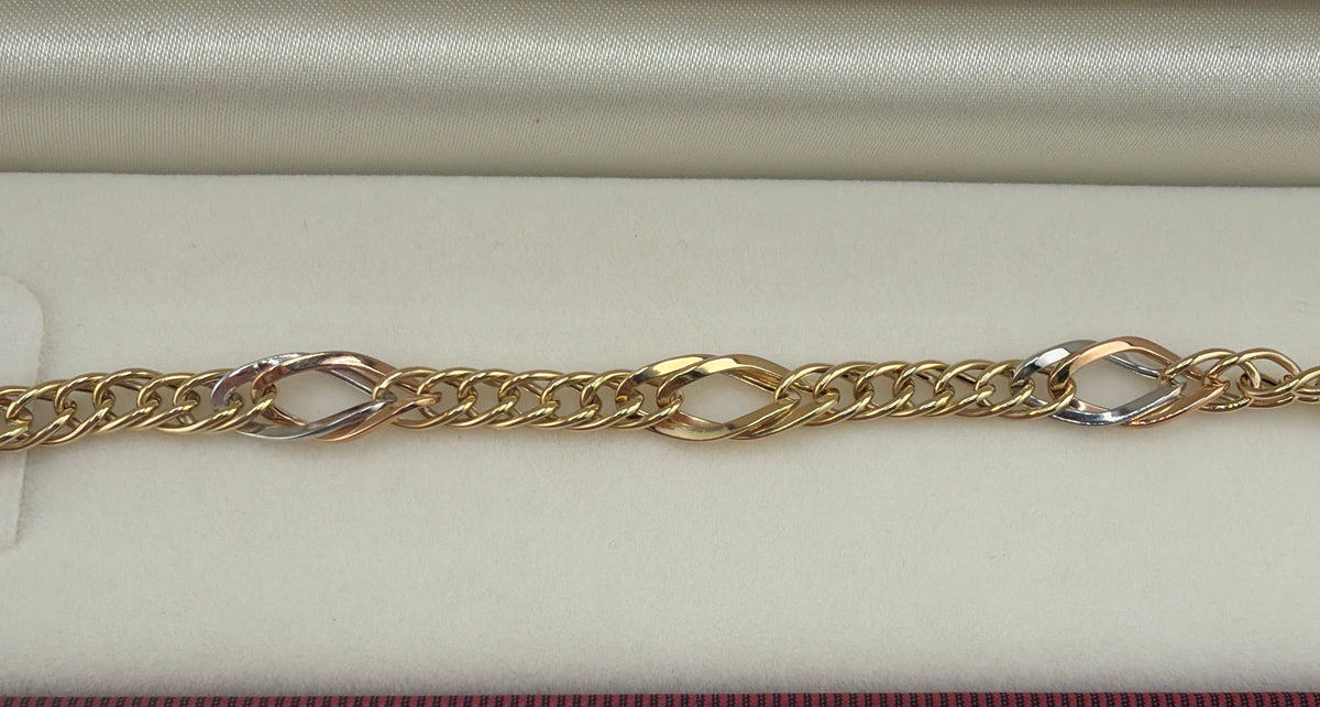 Bracelet maille fantaisie tricolore en or 18 carats. 3.98g