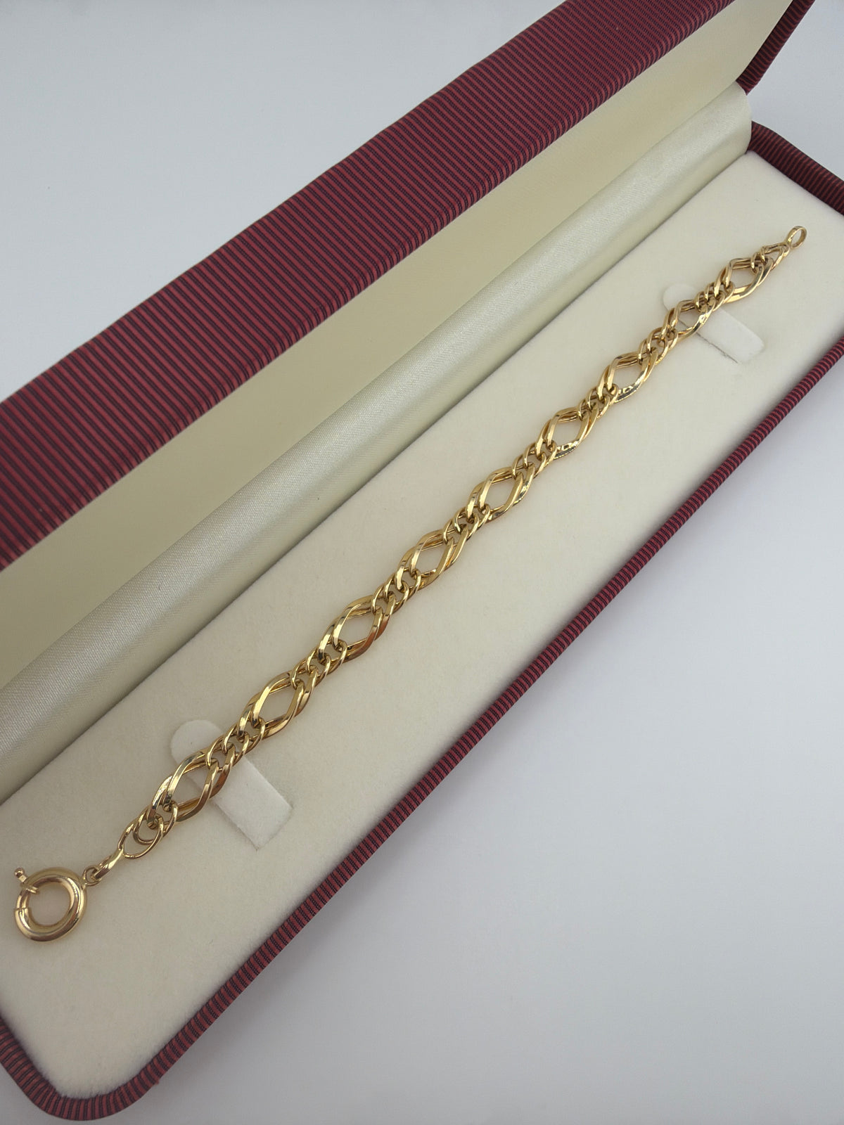 Bracelet à mailles alternées en or 18 carats. 4.22g