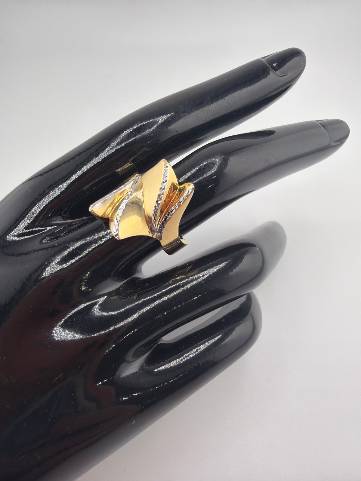 Bague architecturale en or 18 carats. 4.87g
