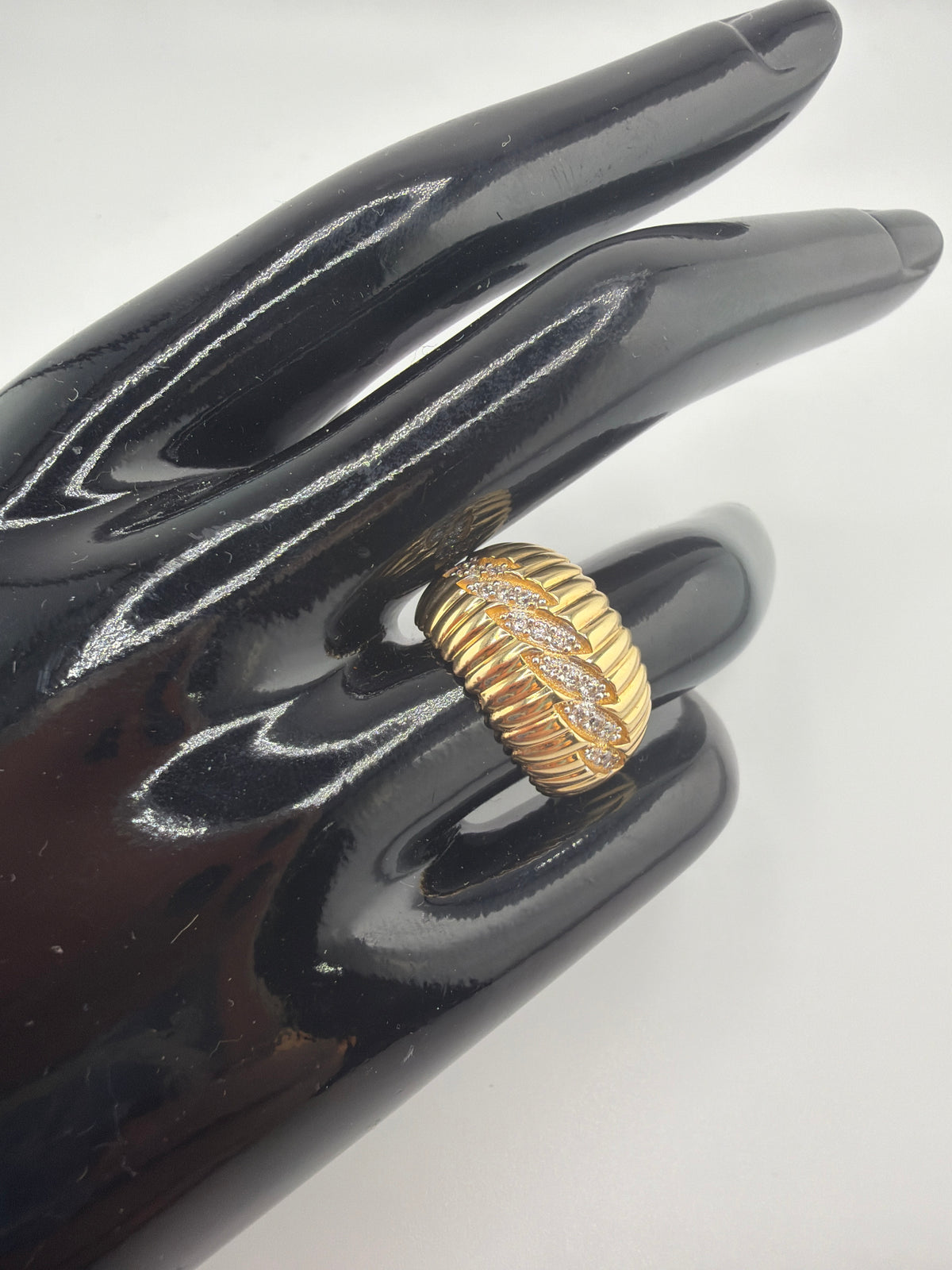Bague Prestige en or 18 carats sertie de zircons. 4.69g