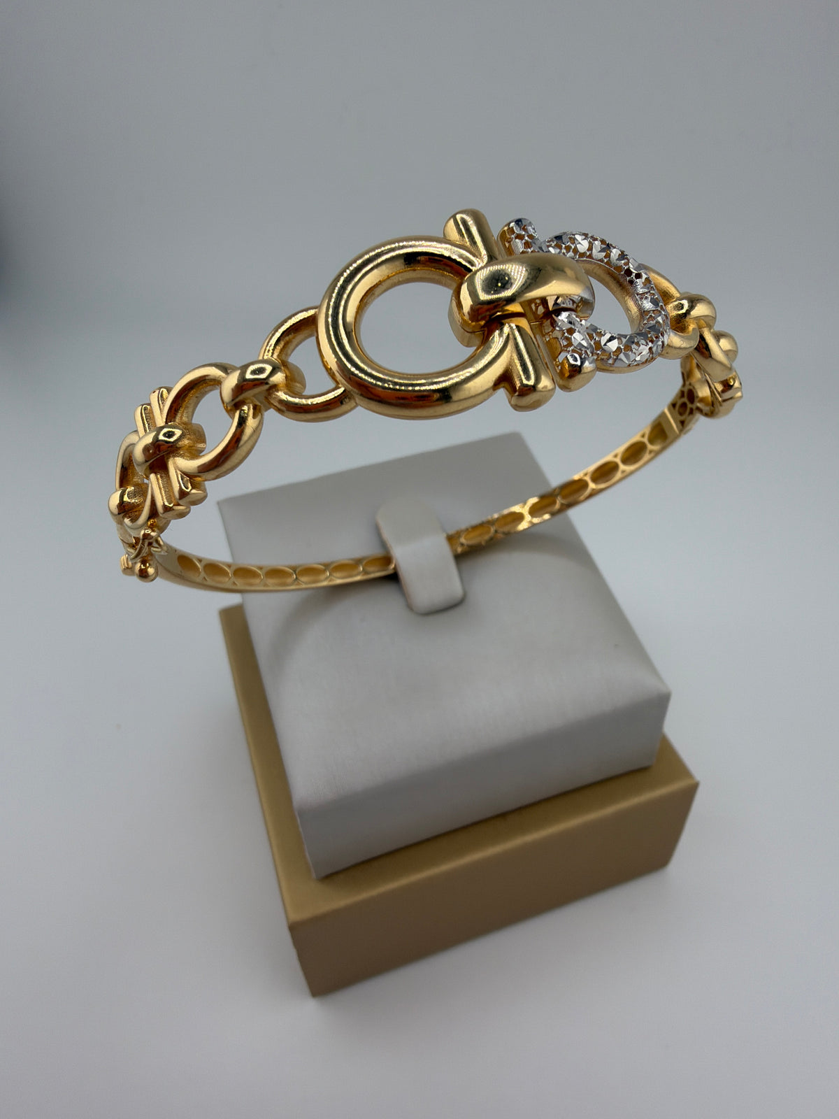 Bracelet rigide à maillons entrelacés en or 18K – 19 cm