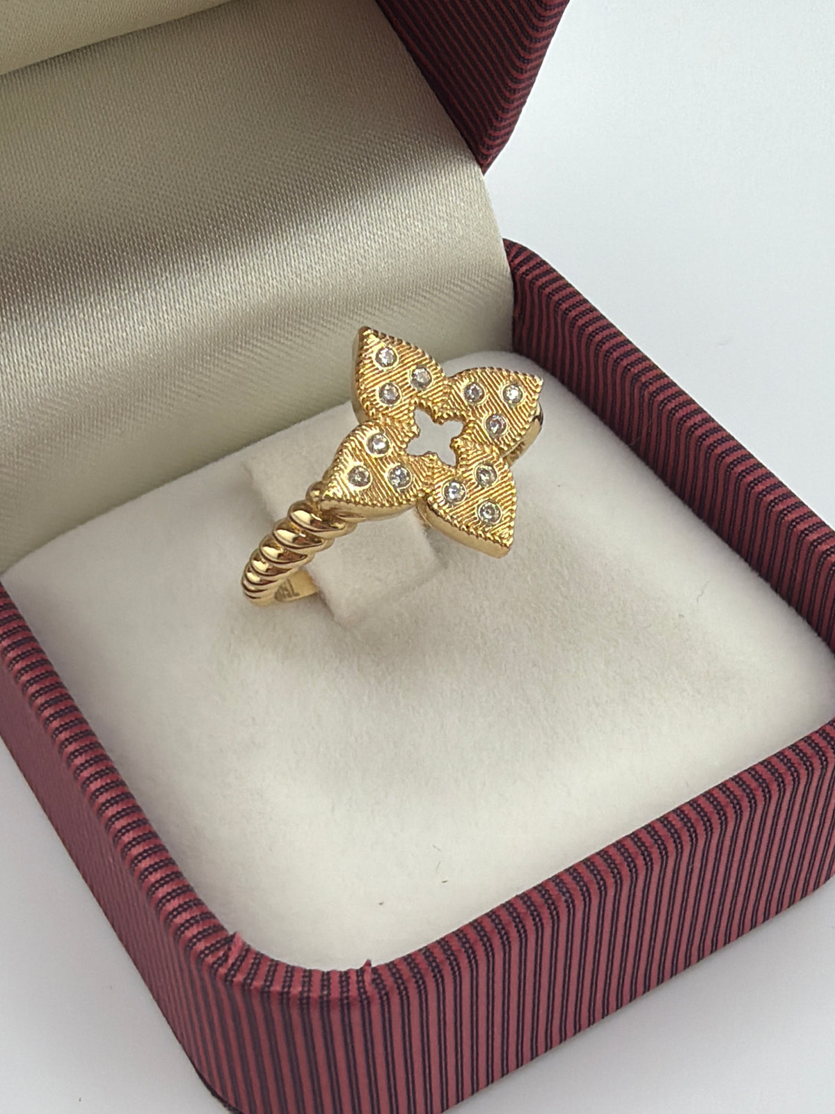 Bague motif trèfle en or 18K. 3.29g