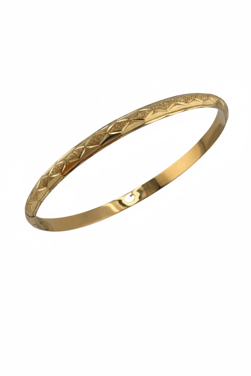Jonc en Or Jaune 18K Gravé losange brossé.