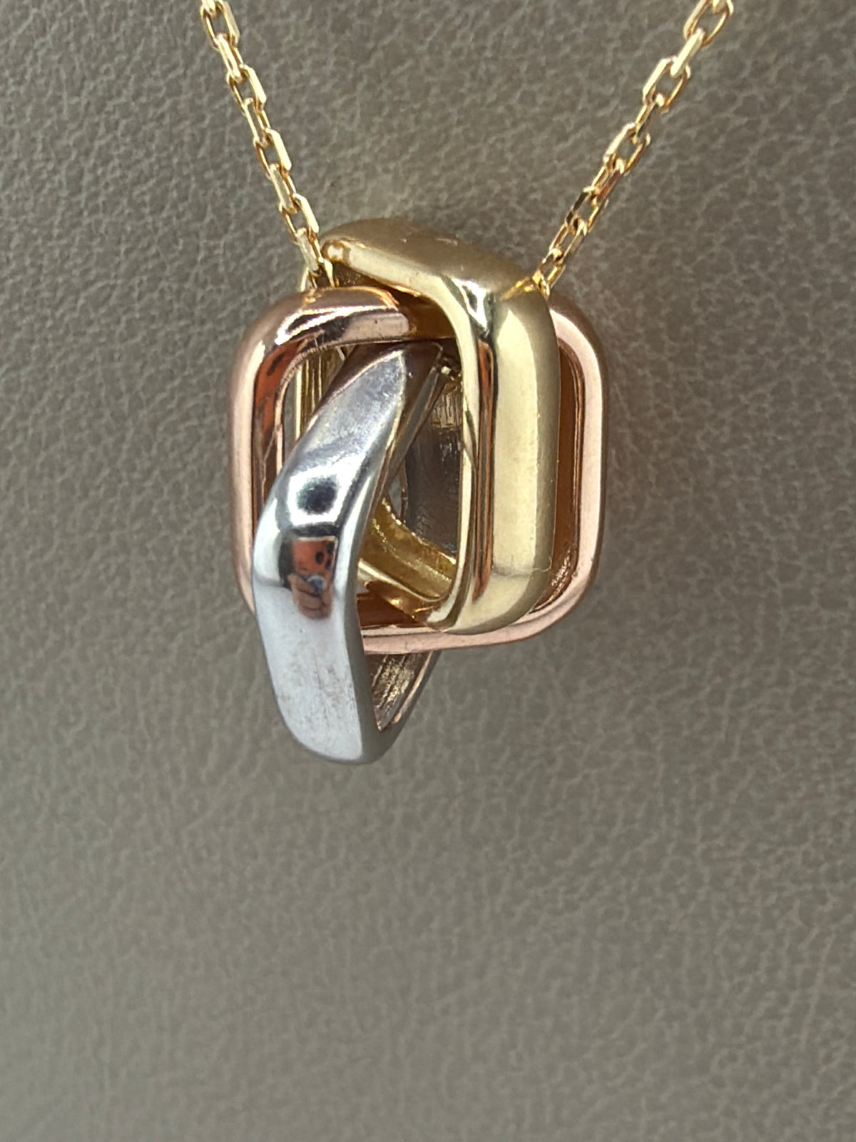 Collier en Or 18K avec Pendentif Tricolore – 22 cm