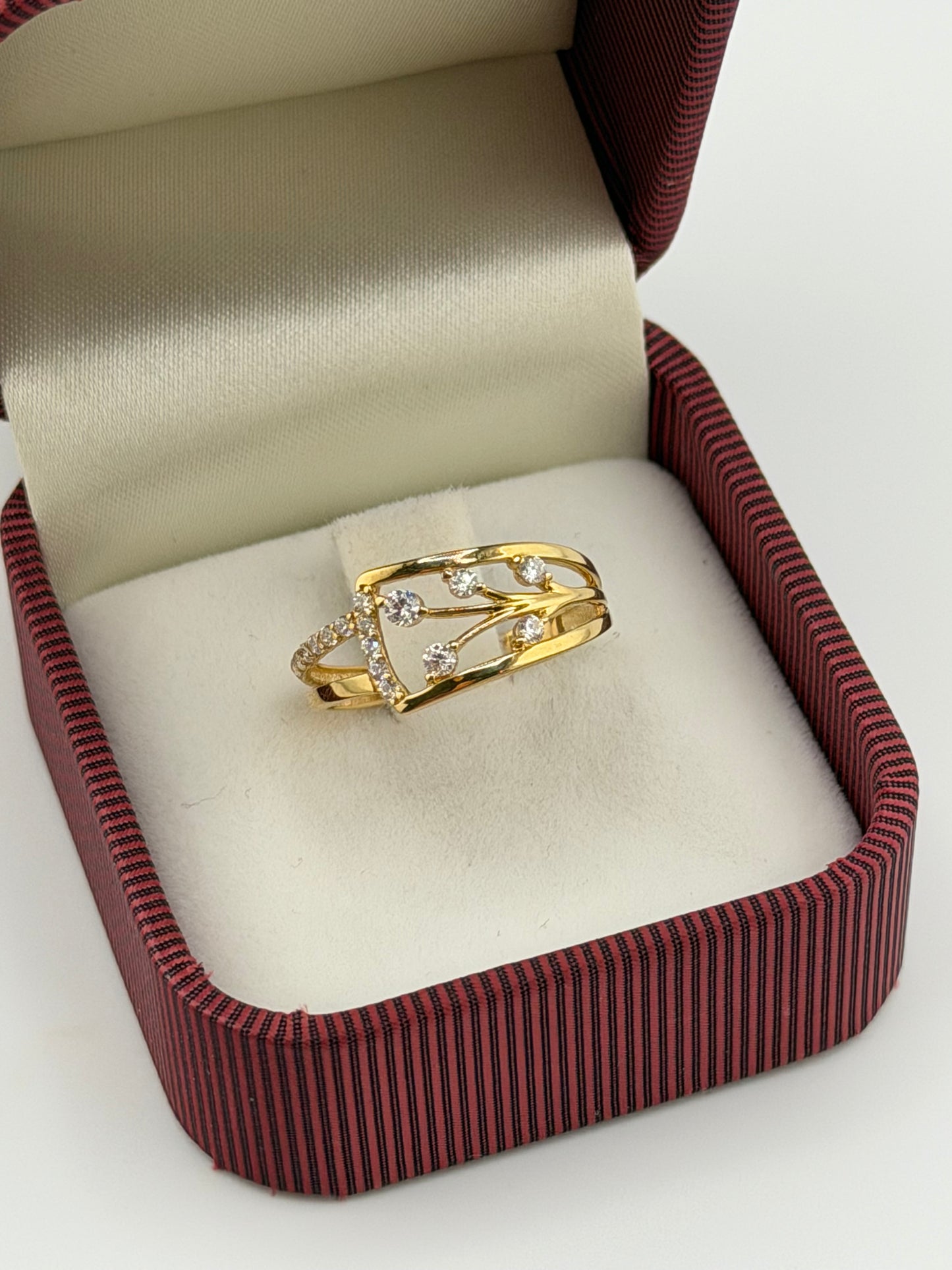 Bague moderne ajourée en or 18 carats avec zircons