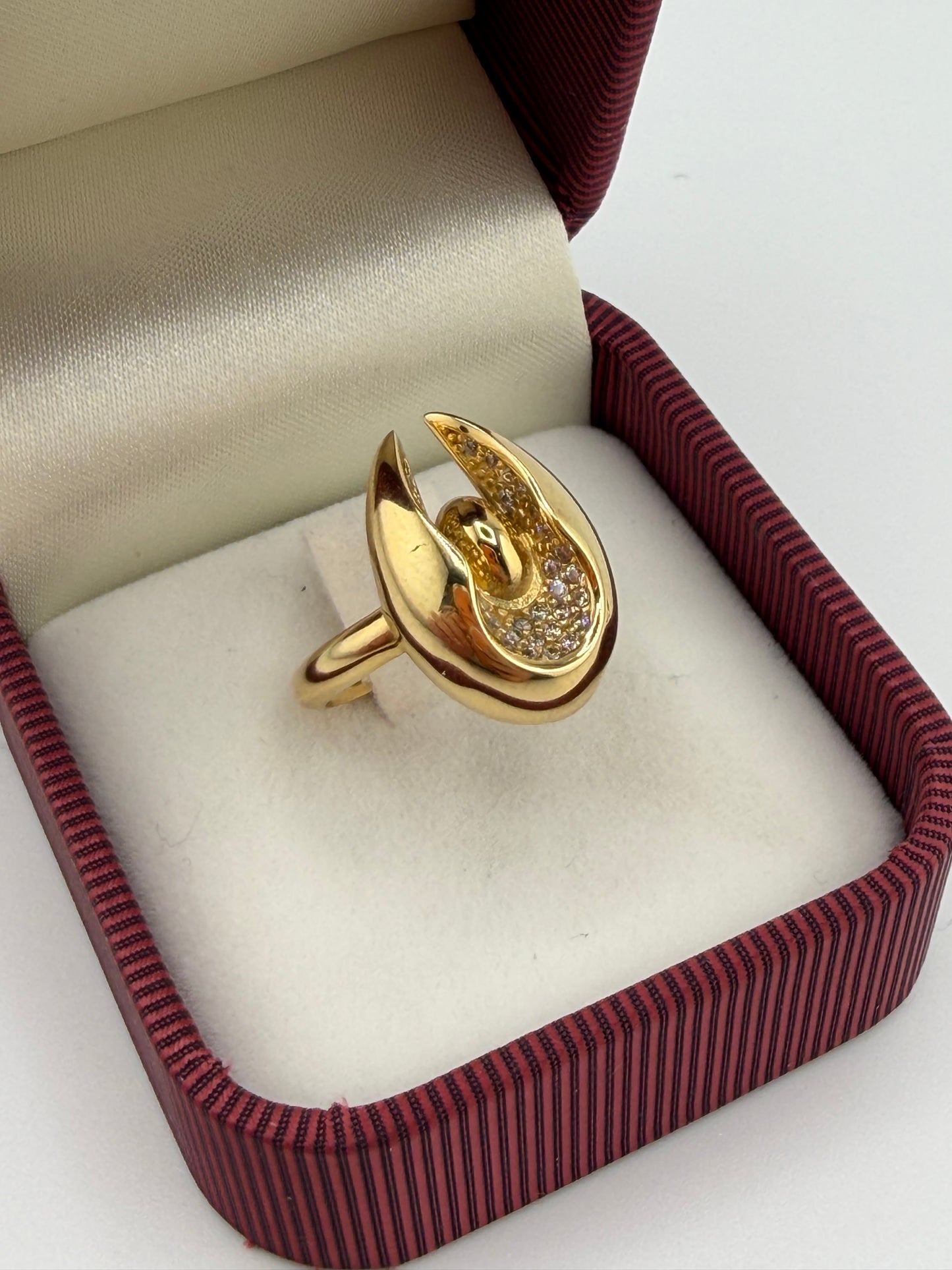 Bague Élégance Moderne en Or 18 Carats avec Zircons