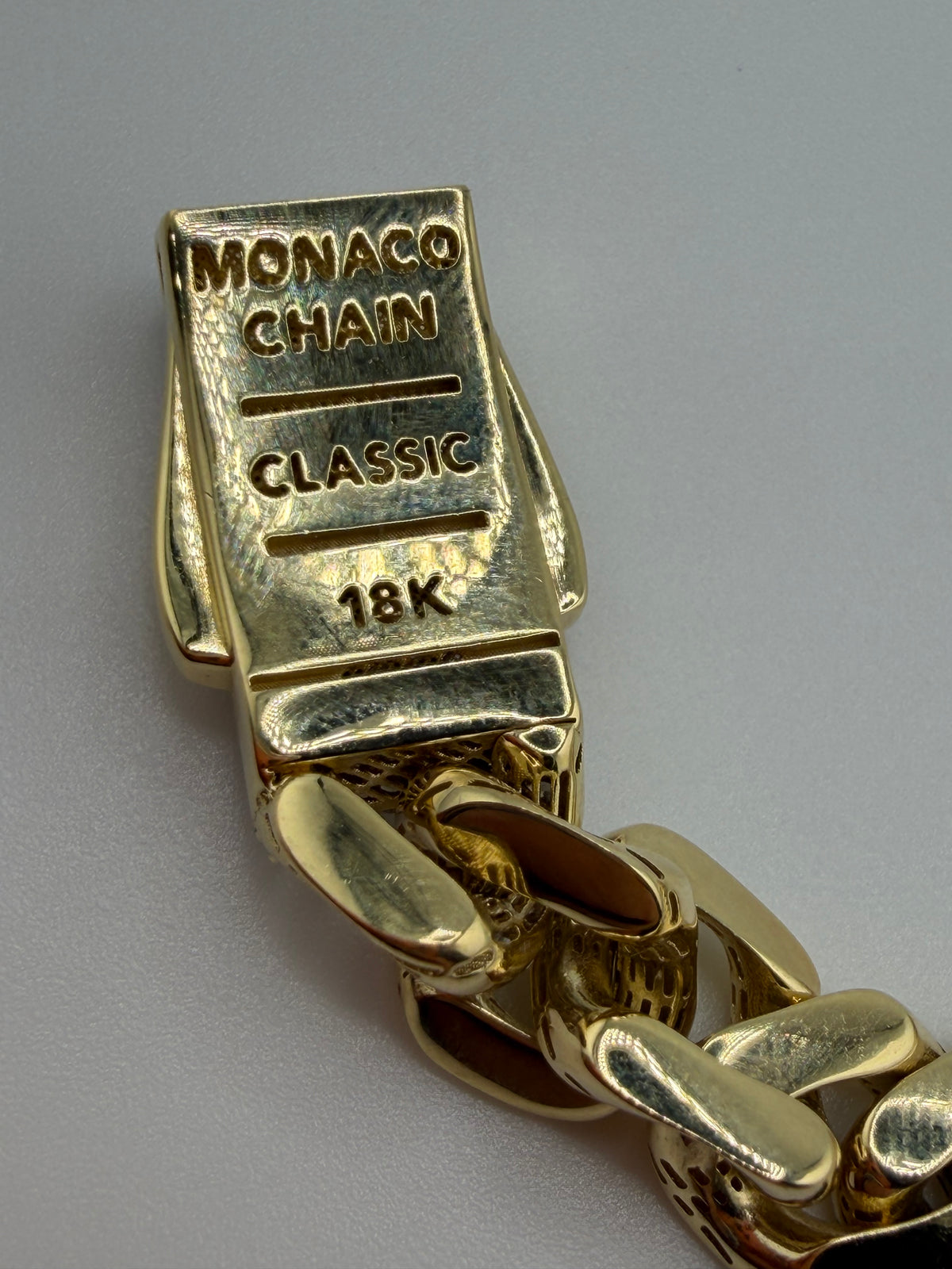 Bracelet Monaco à maille cubaine en or 18K avec zircons – 15,96 g