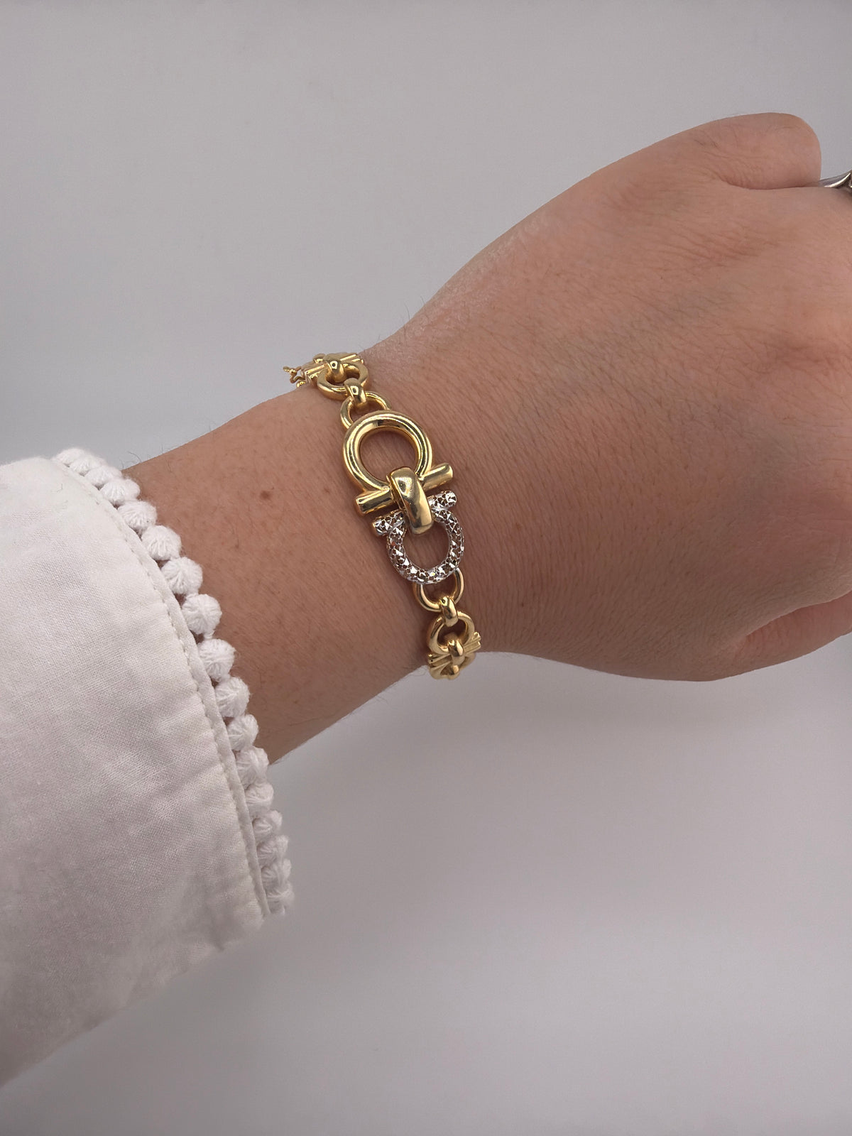 Bracelet rigide à maillons entrelacés en or 18K – 19 cm