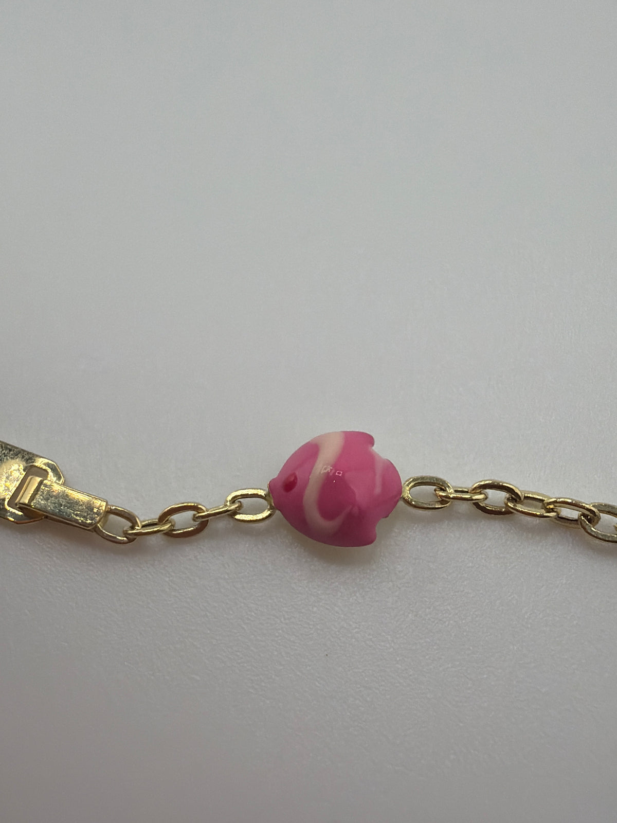 Bracelet bébé personnalisable en or 18 carats avec petit poisson rose