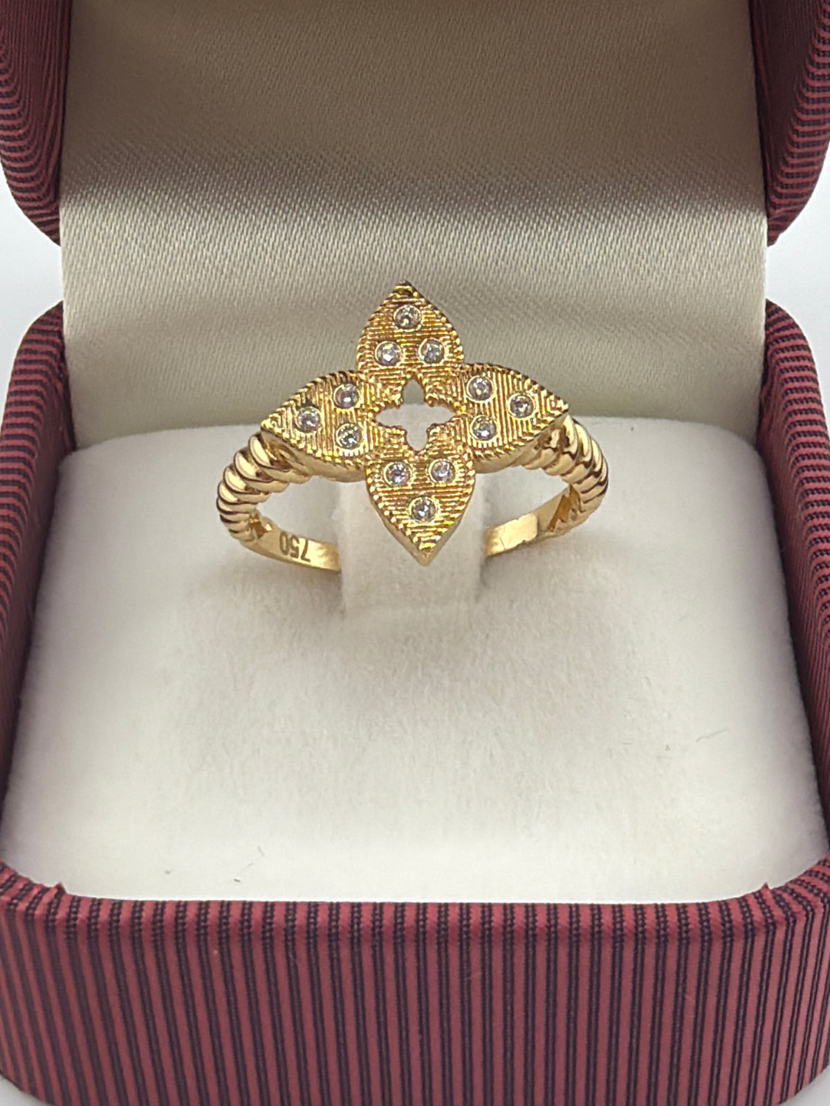 Bague motif trèfle en or 18K. 3.29g