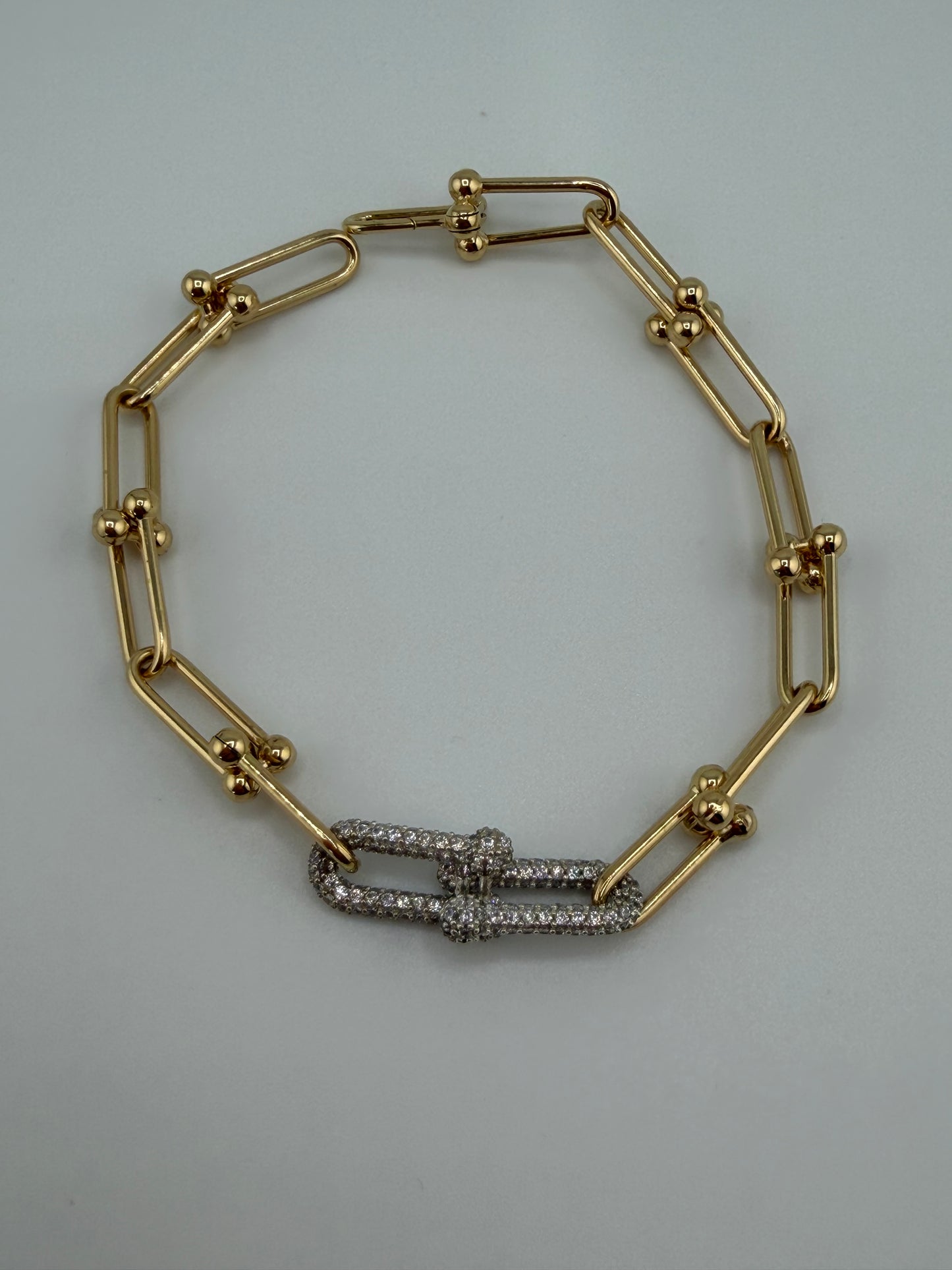 Bracelet Style Trombone à Maillons Uniformes avec Double Maillon Central en Zircons – Or 18 Carats