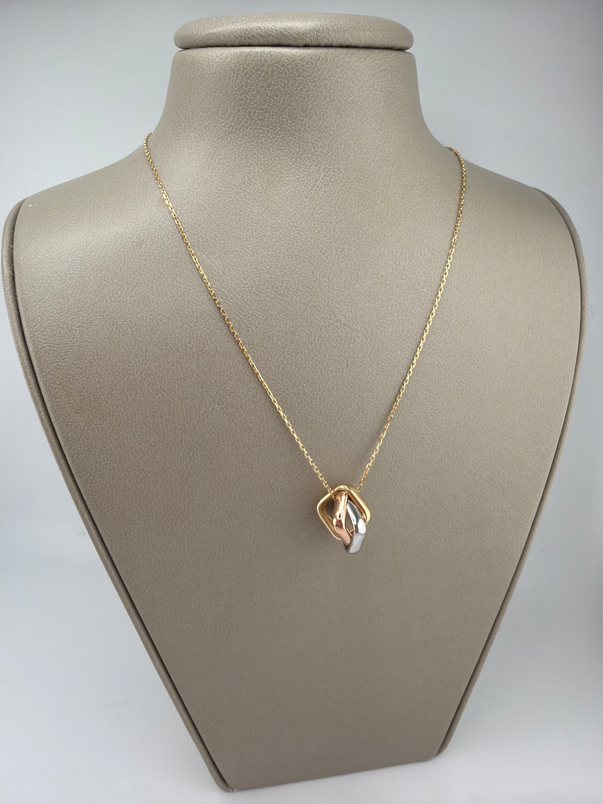 Collier en Or 18K avec Pendentif Tricolore – 22 cm