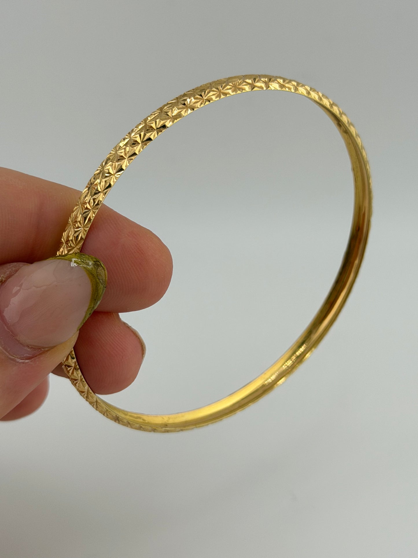 Bracelet Jonc Facetté en Or 18K – Motif Étoilé Gravé .