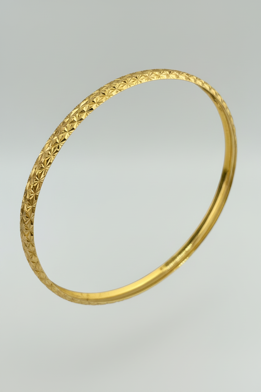 Bracelet Jonc Facetté en Or 18K – Motif Étoilé Gravé .
