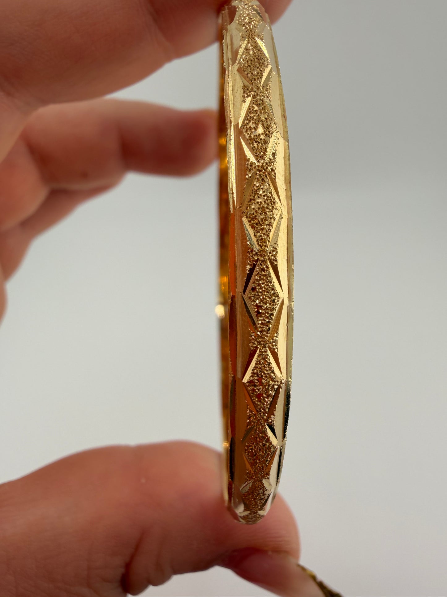 Jonc en Or Jaune 18K Gravé losange brossé.