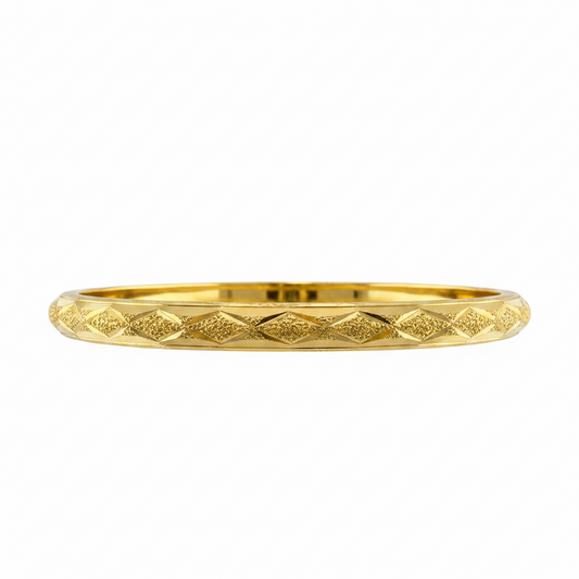 Jonc en Or Jaune 18K Gravé losange brossé.