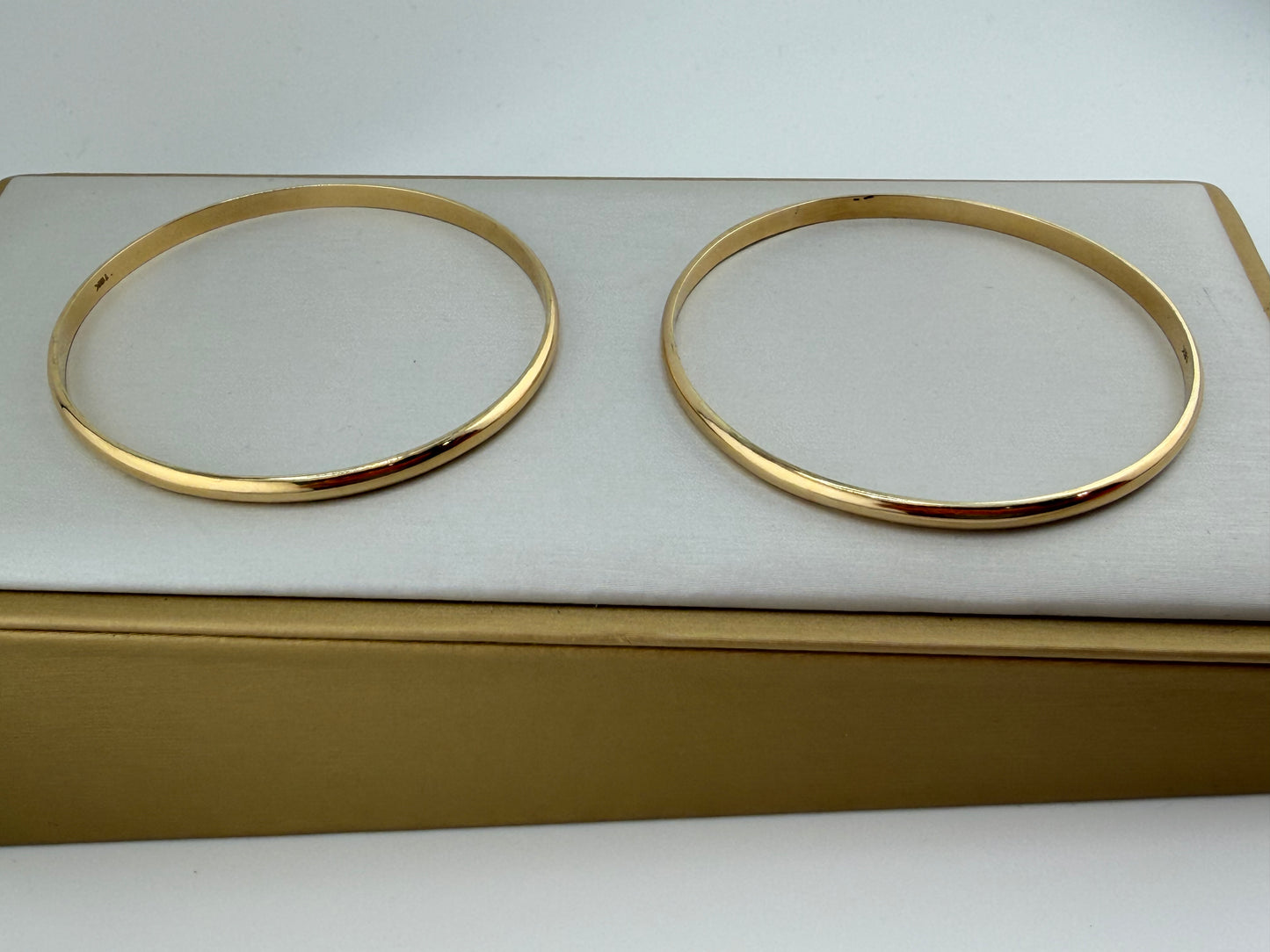 Lot de 2 Bracelets Jonc en Or Jaune 18K – Élégance Intemporelle