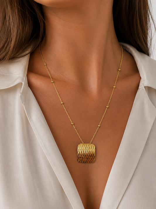 Collier Pendentif Carré Texturé